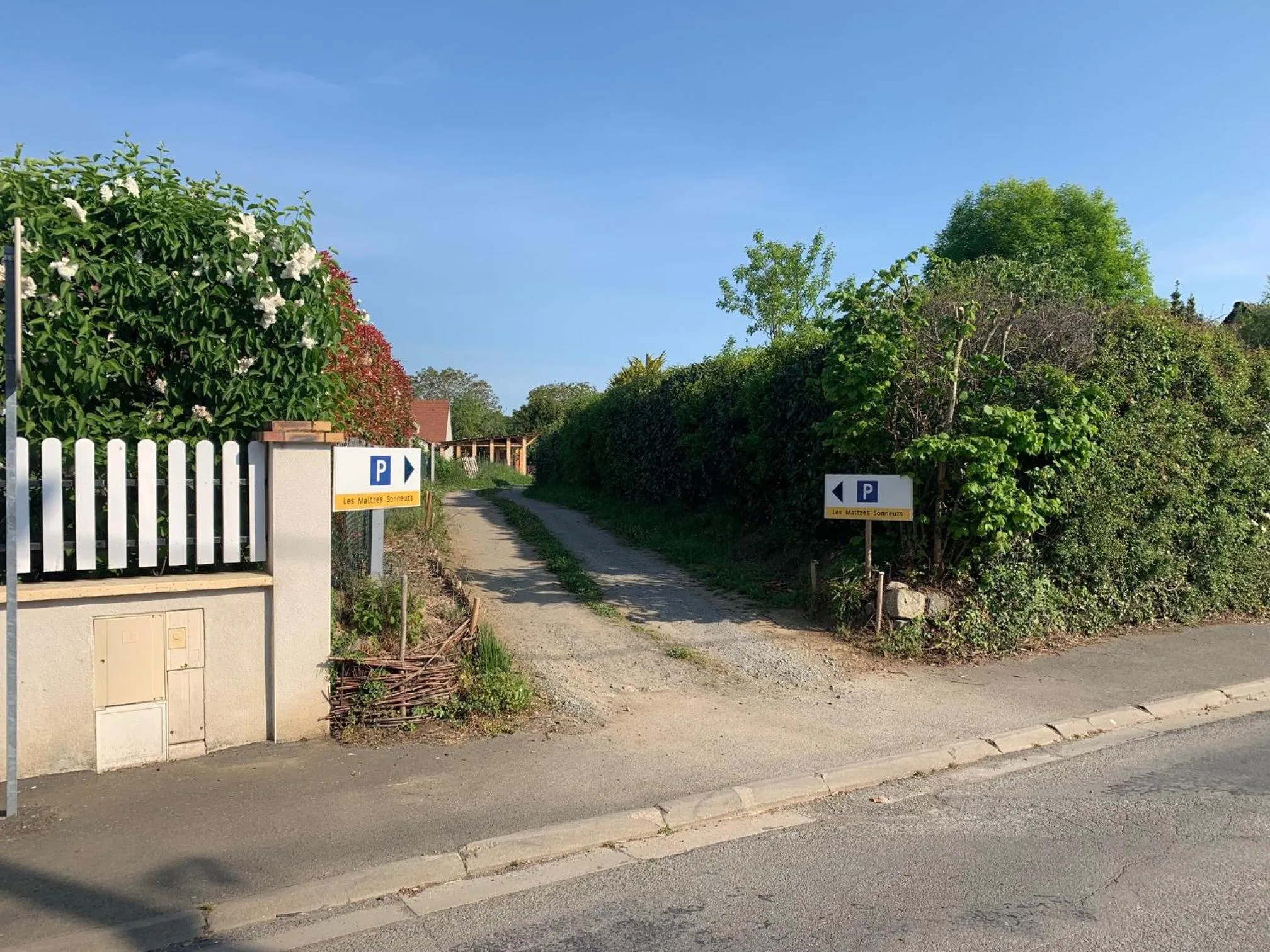 Facade/entrance in Les Maitres Sonneurs