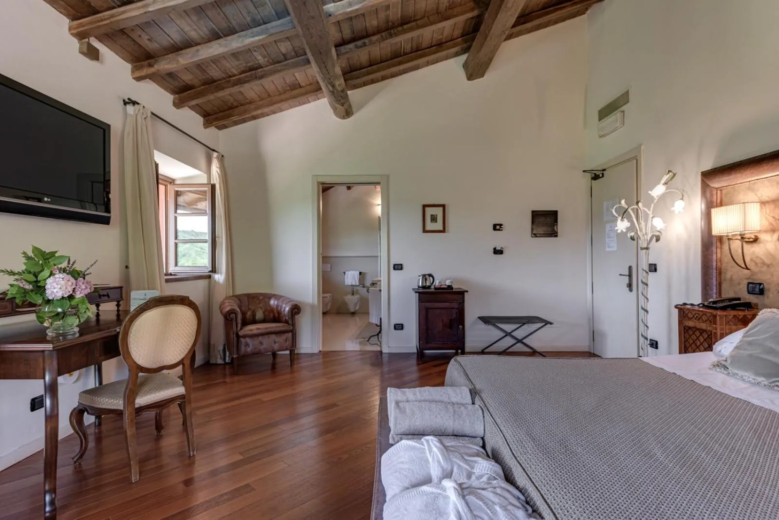 Bedroom, Bed in Villa Campomaggio Resort & SPA