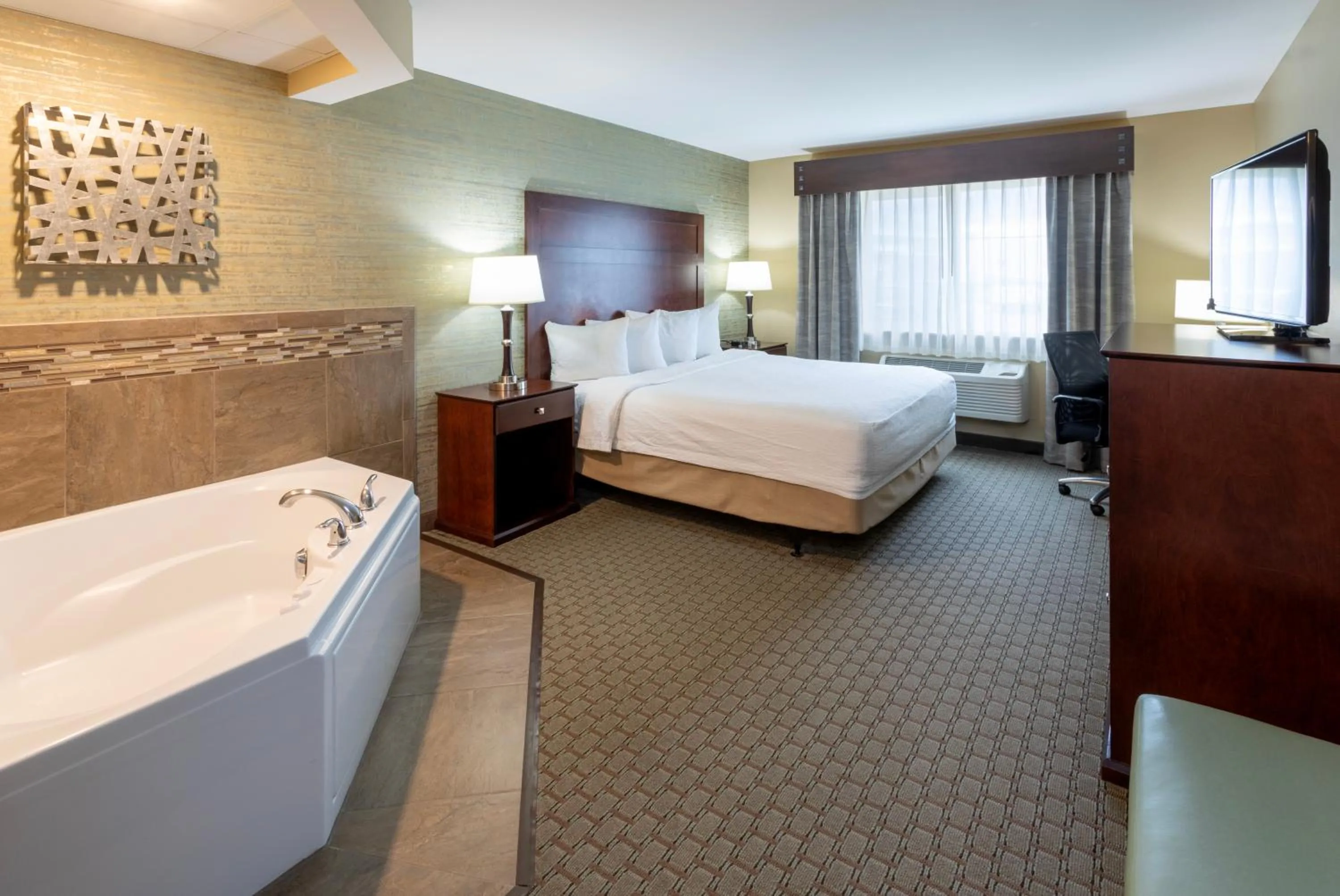 Hot Tub, Bed in GrandStay Hotel & Suites - Morris
