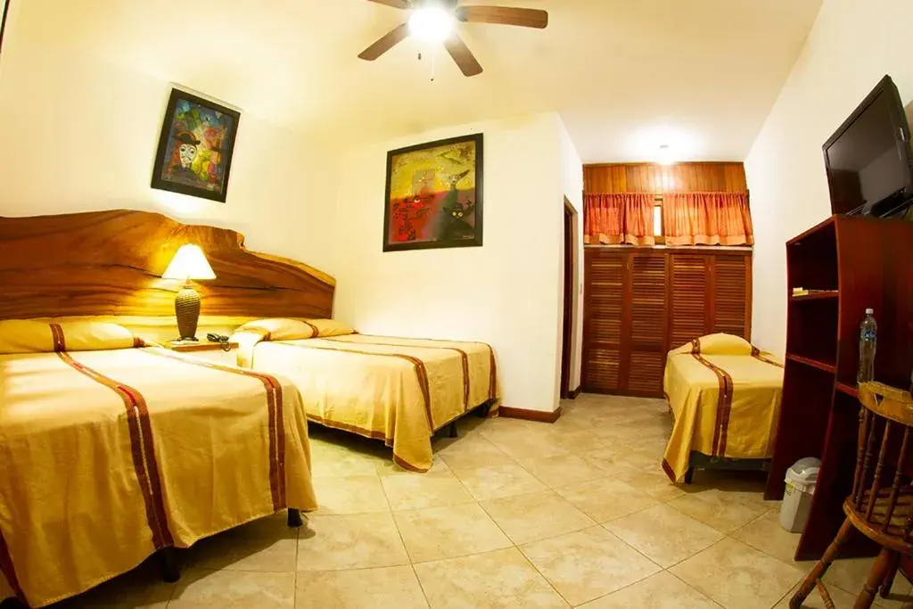 Triple Room in Hotel Dos Mundos Panajachel Triple Room in Hotel Dos Mundos Panajachel