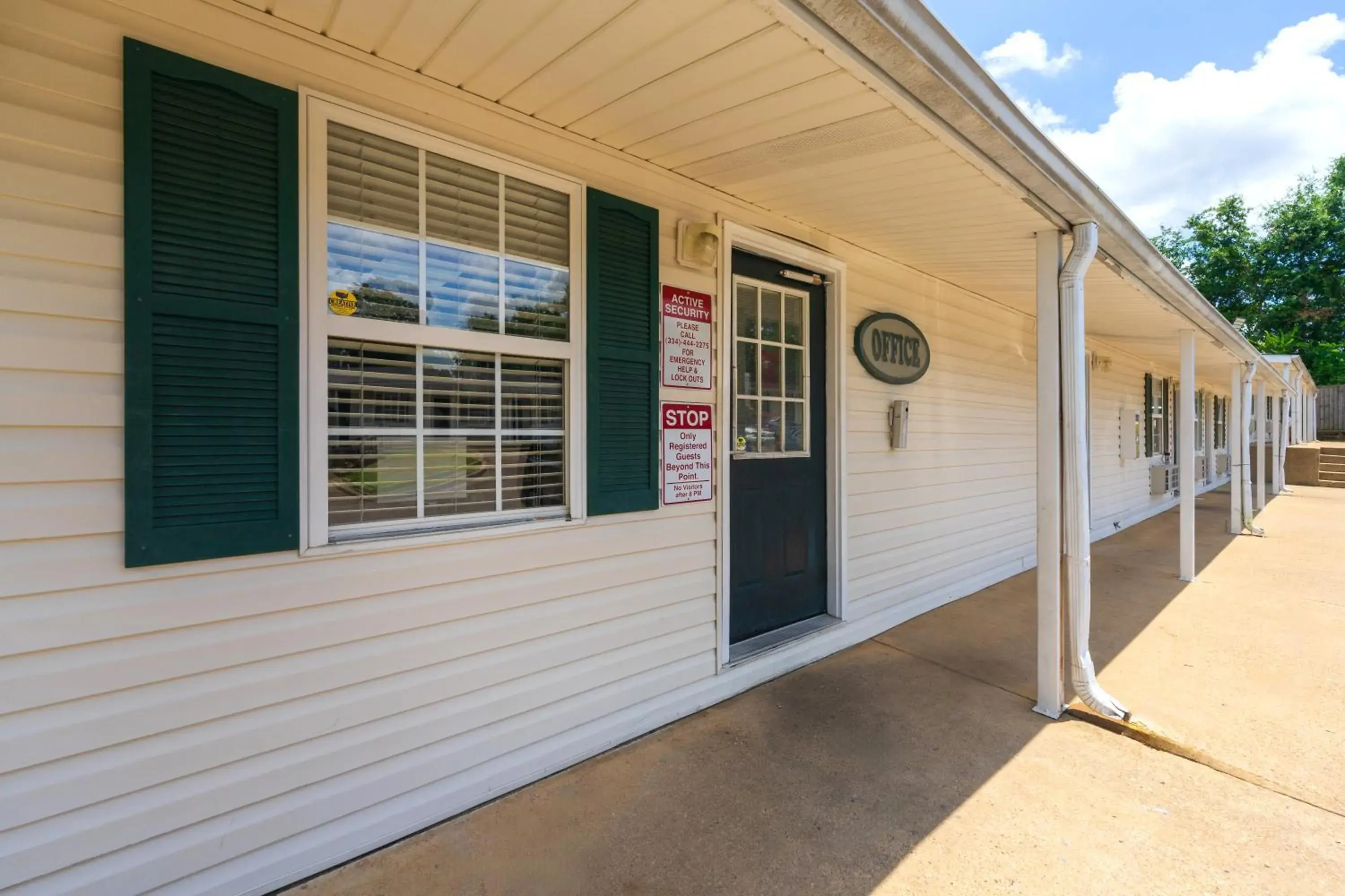 Property building in Extended Stay Studios Property building in Extended Stay Studios