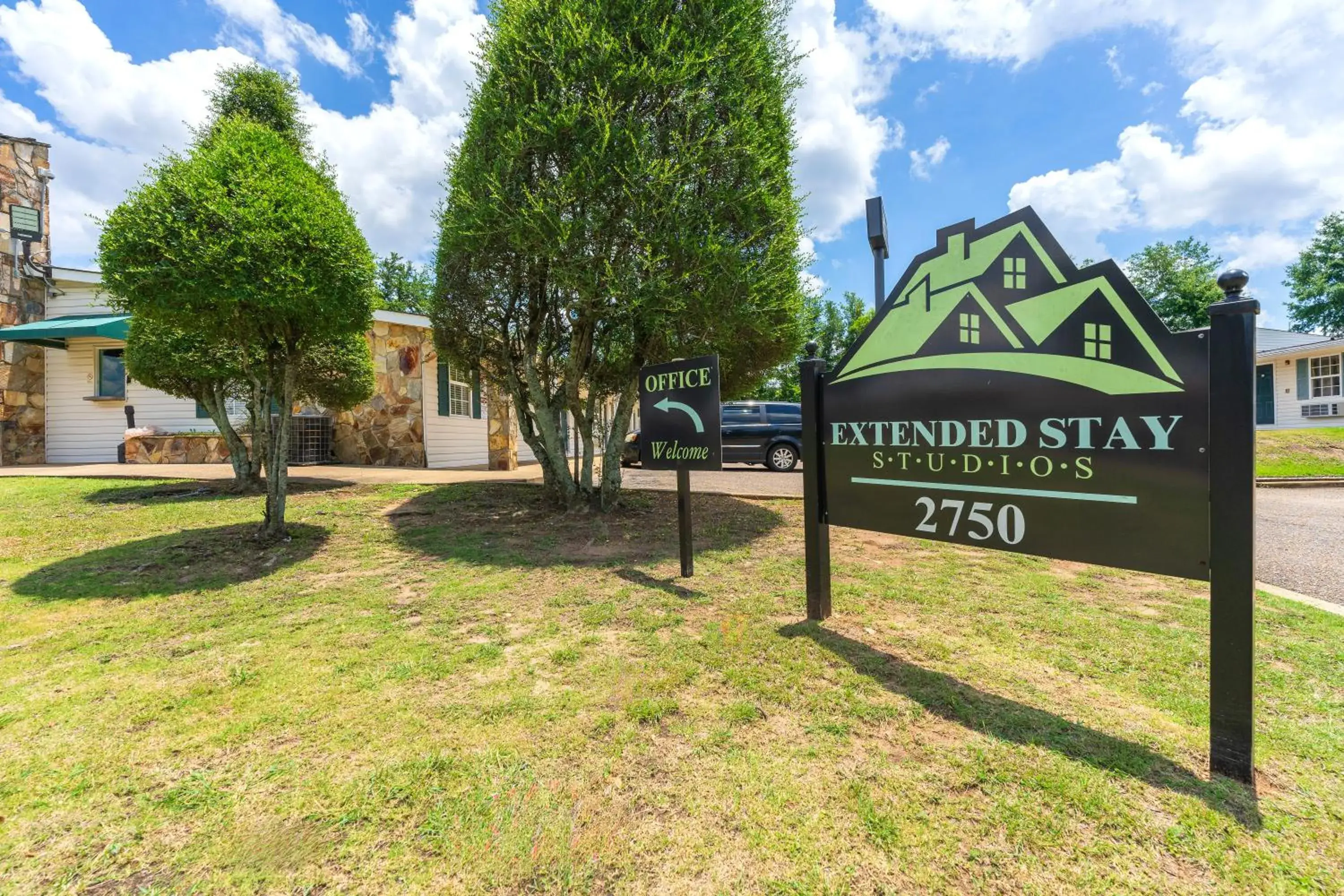 Property building in Extended Stay Studios Property building in Extended Stay Studios