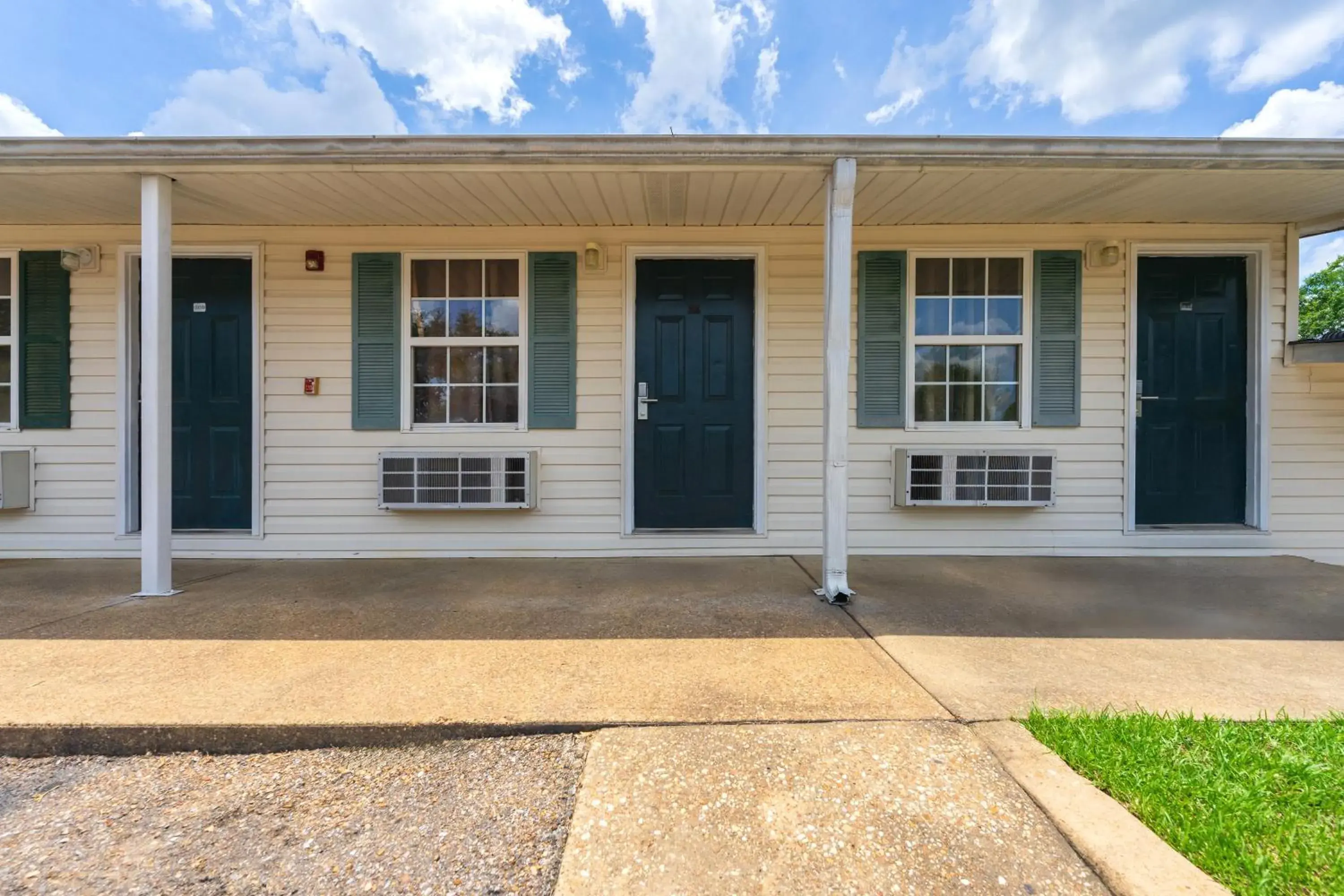 Property building in Extended Stay Studios Property building in Extended Stay Studios