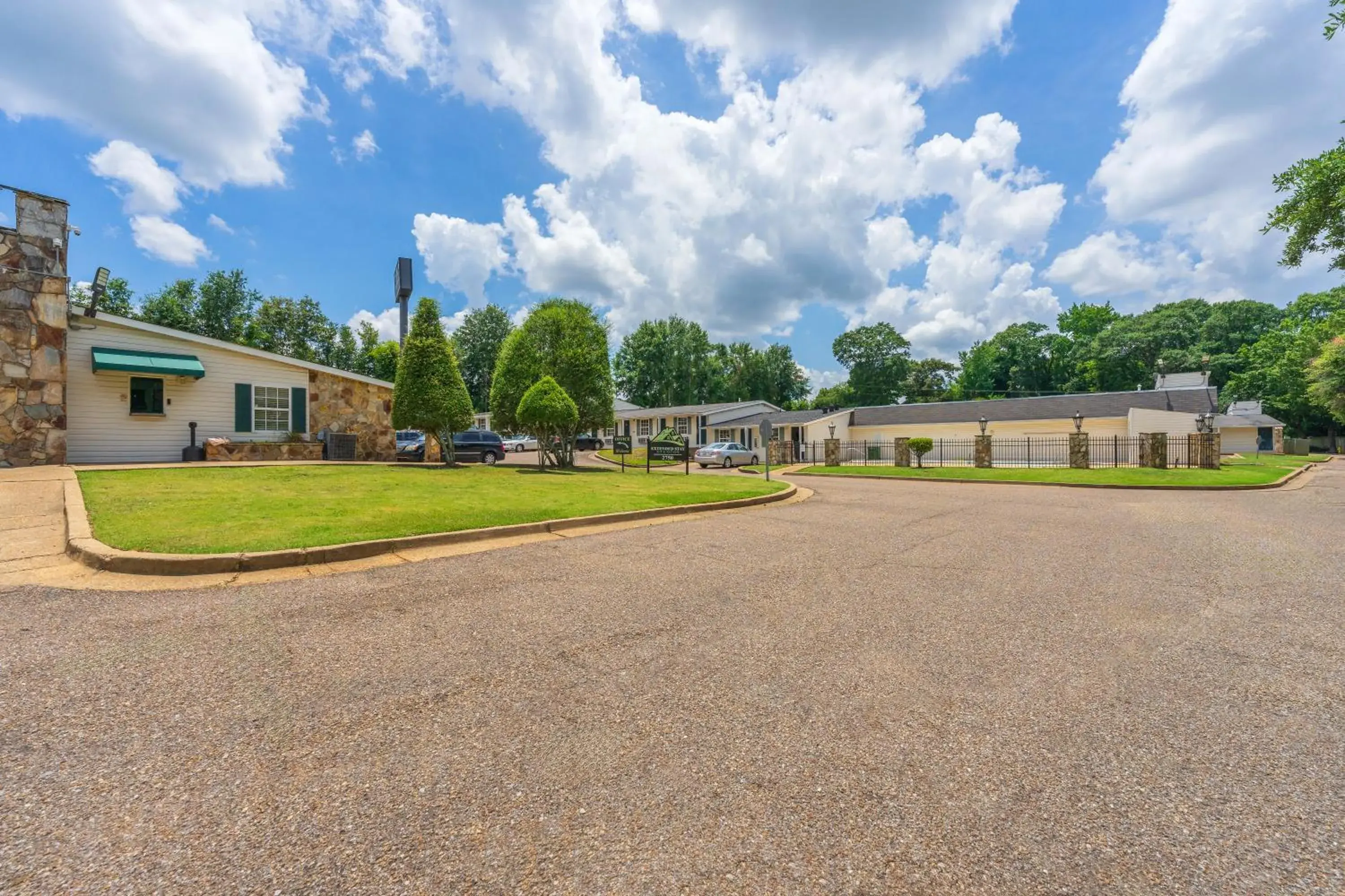Property building in Extended Stay Studios Property building in Extended Stay Studios