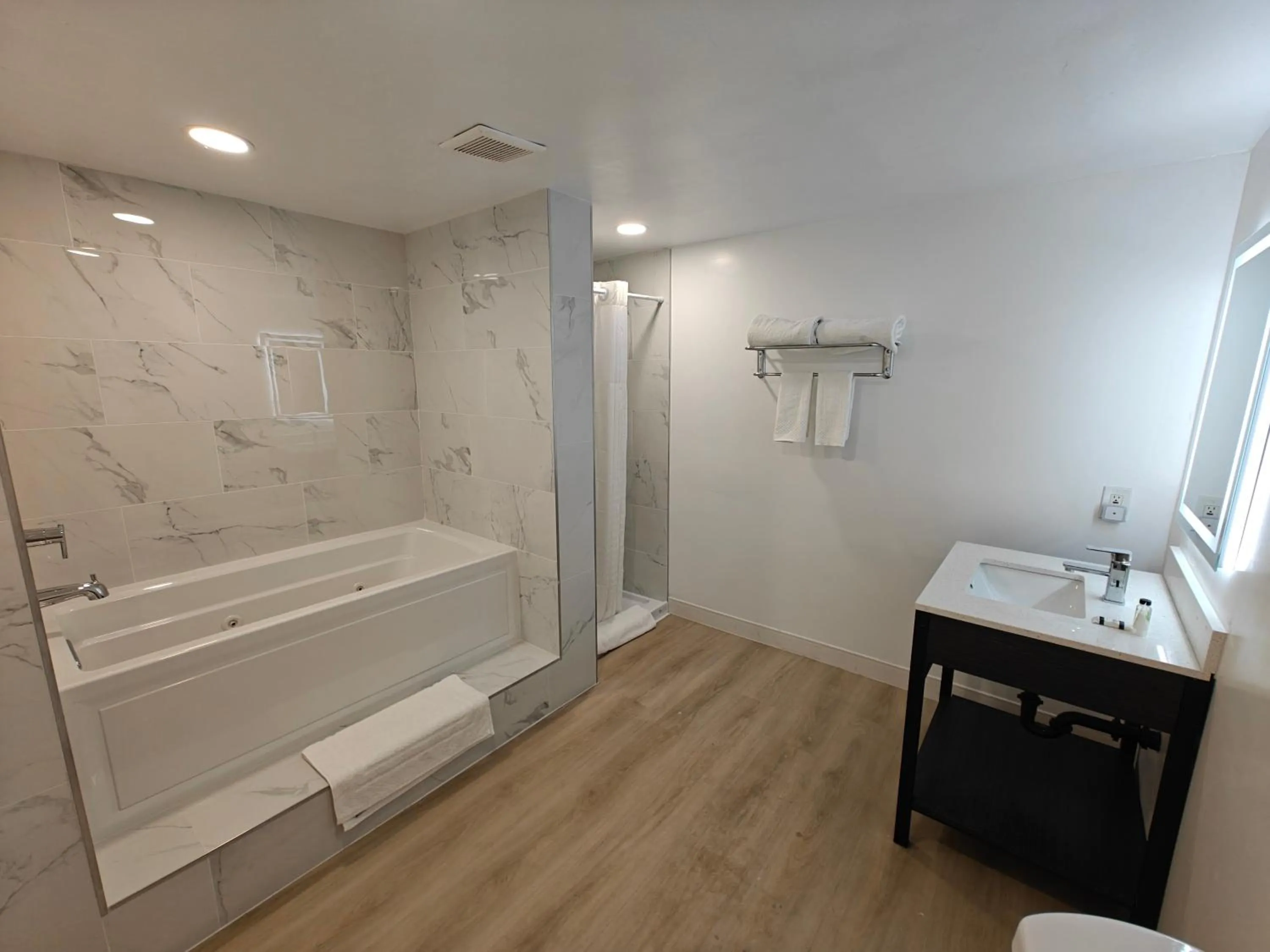 Queen Suite with Spa Bath in Casa Blanca Inn and Suites