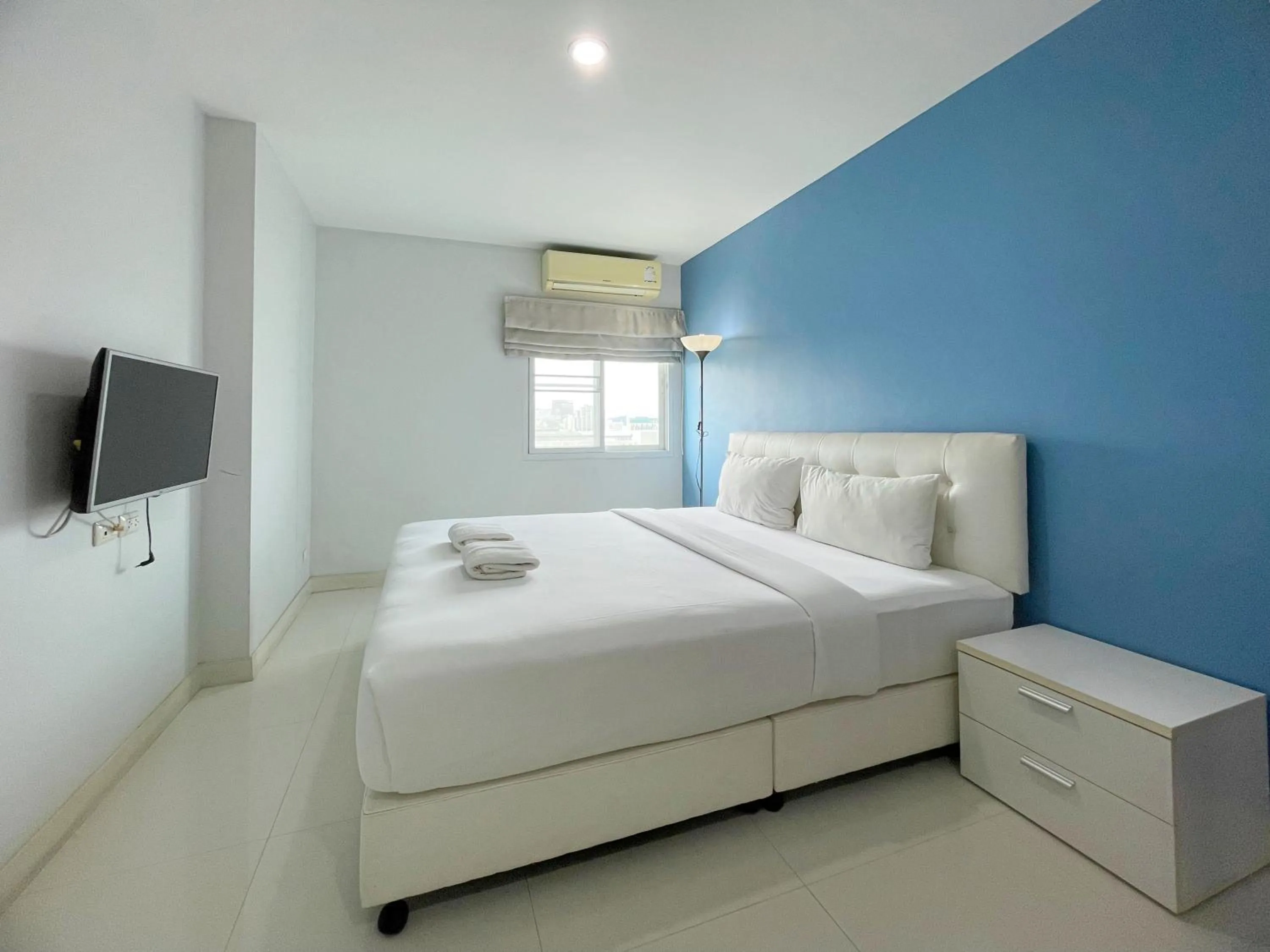 Bed in Baan Pattaya by Sabai