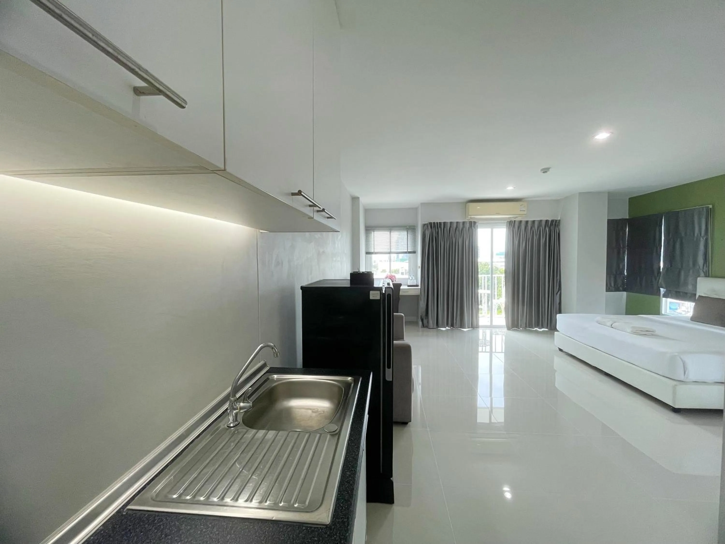 Kitchen or kitchenette, Bed in Baan Pattaya by Sabai