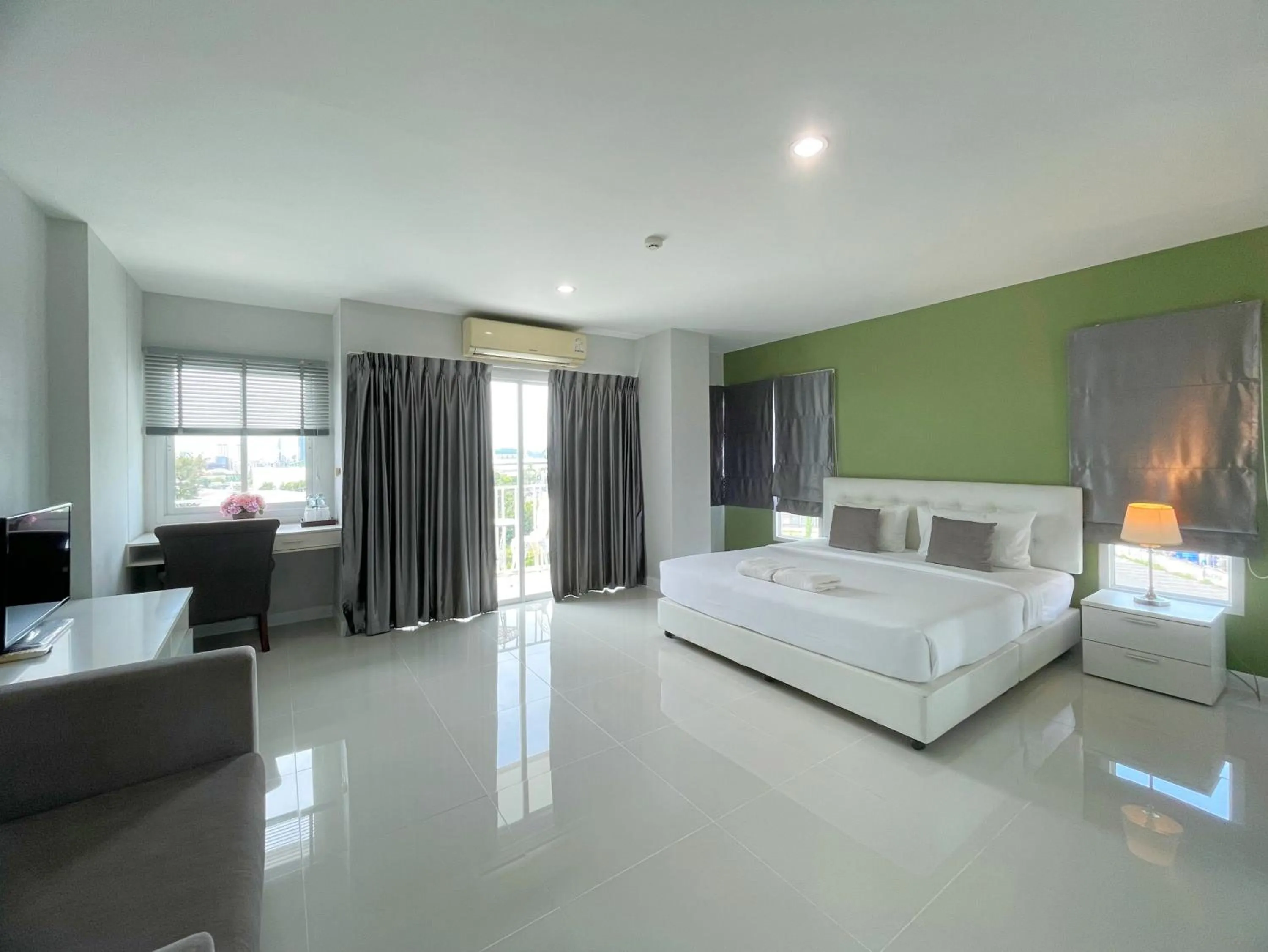 Photo of the whole room, Bed in Baan Pattaya by Sabai