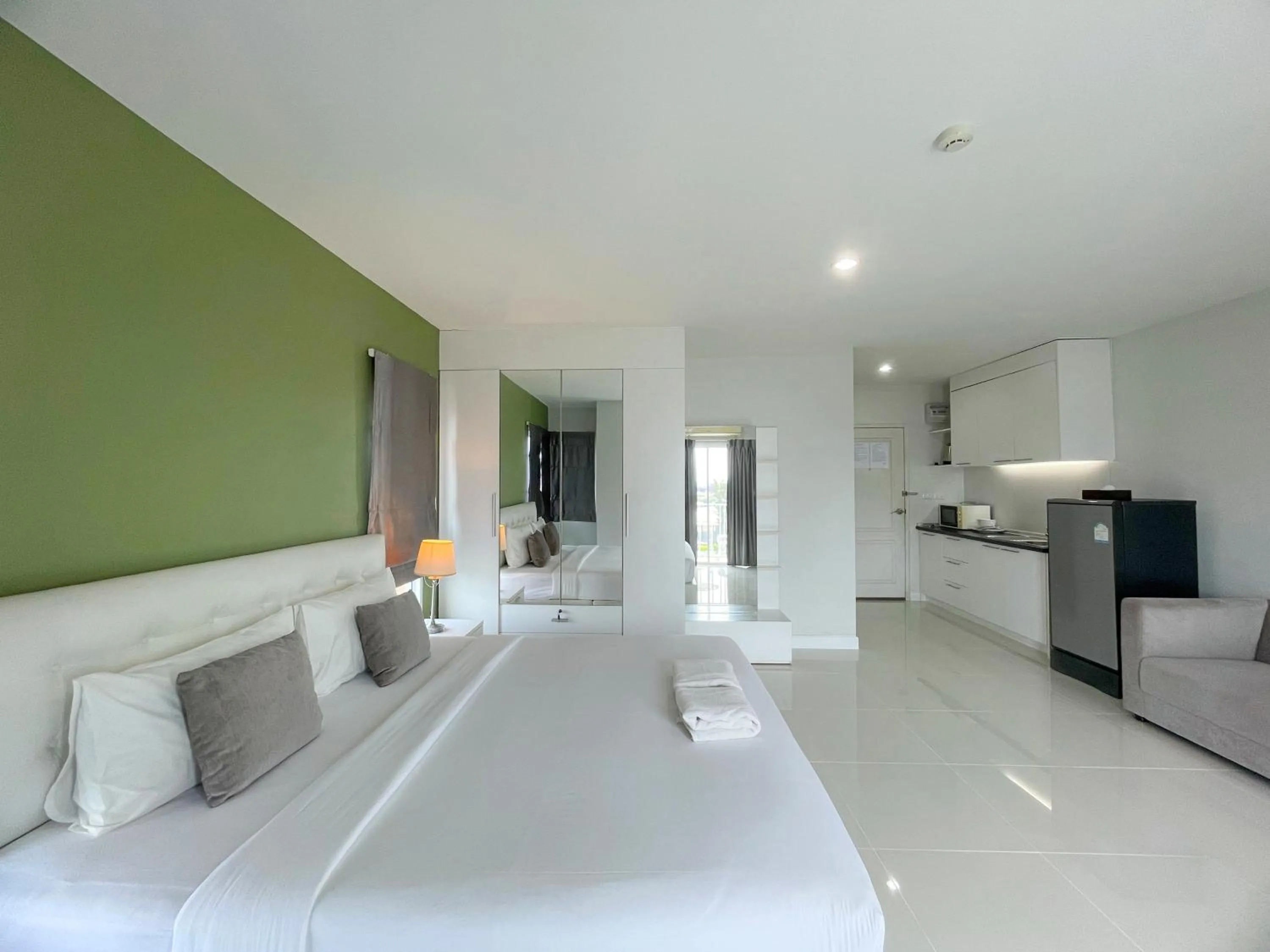 Photo of the whole room, Bed in Baan Pattaya by Sabai