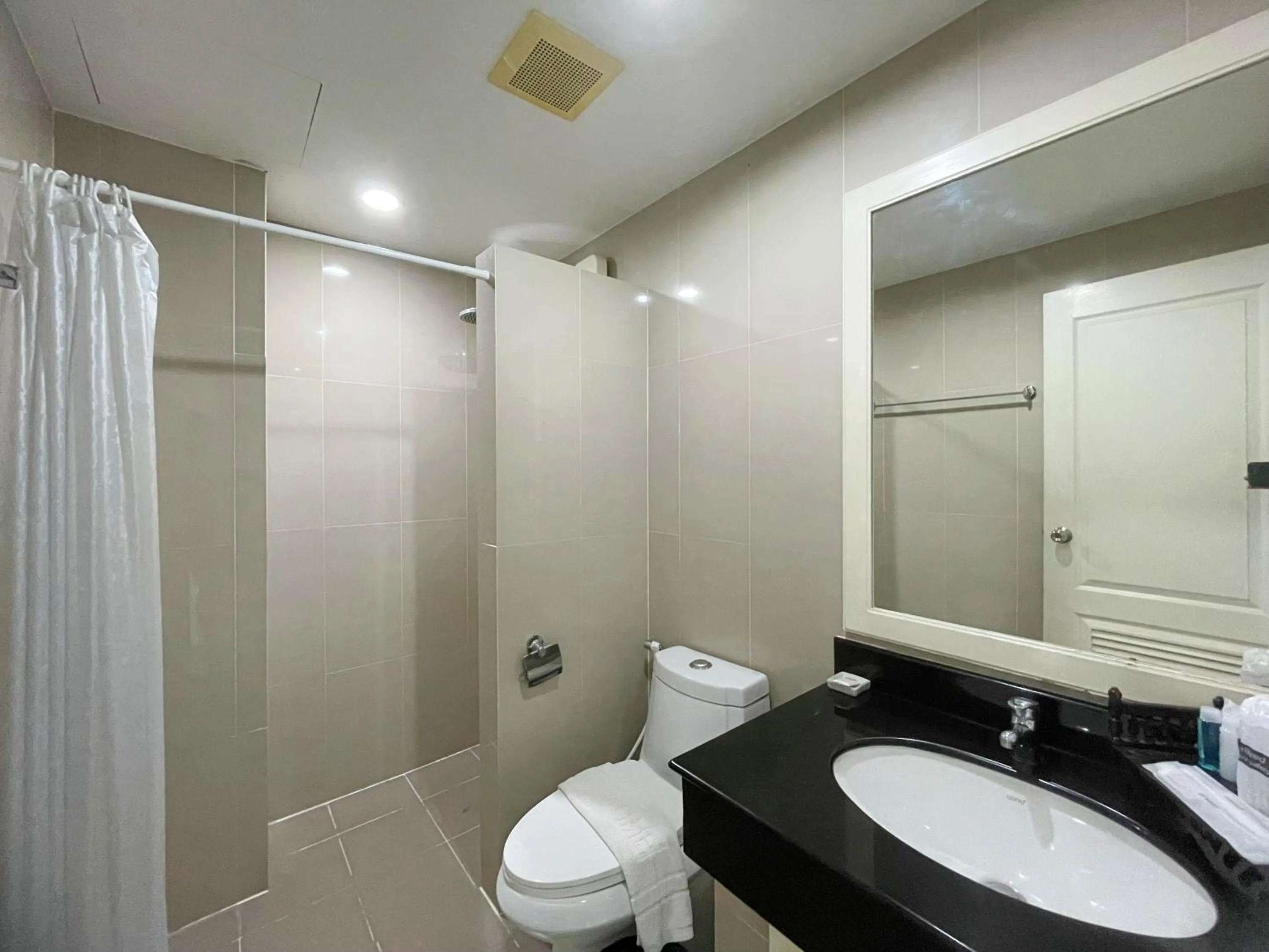 Shower in Baan Pattaya by Sabai