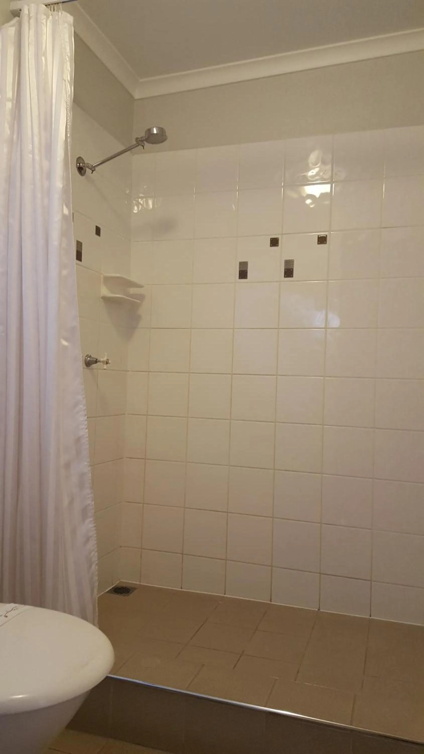 Bathroom in The Commercial Hotel Motel