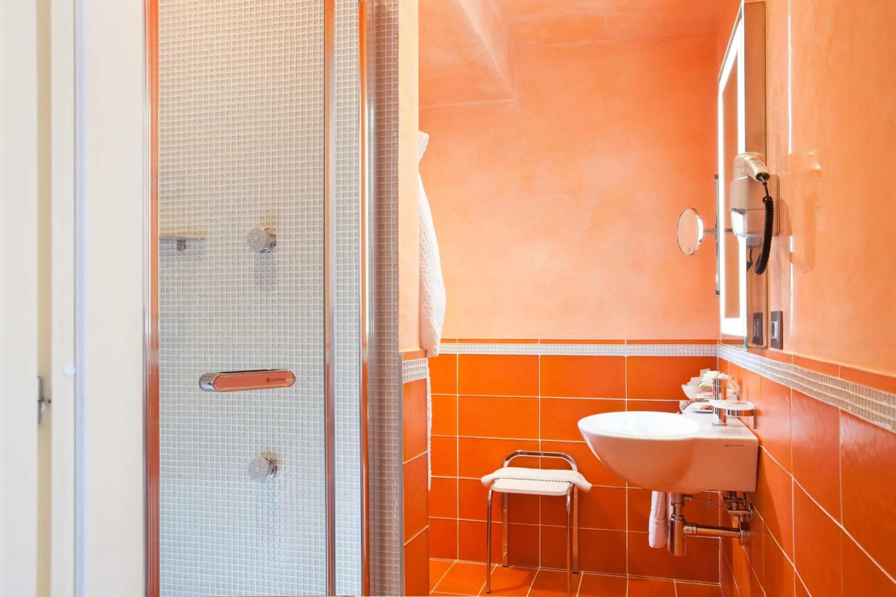 Shower in Al Tezzon Hotel