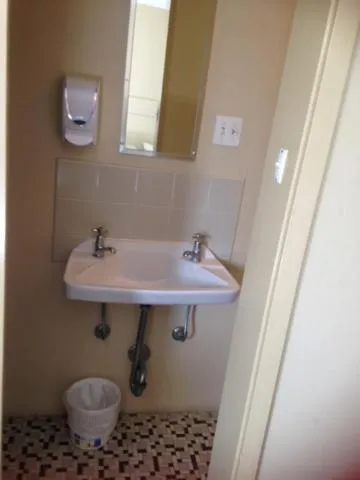 Bathroom in Commercial Hotel Nambour