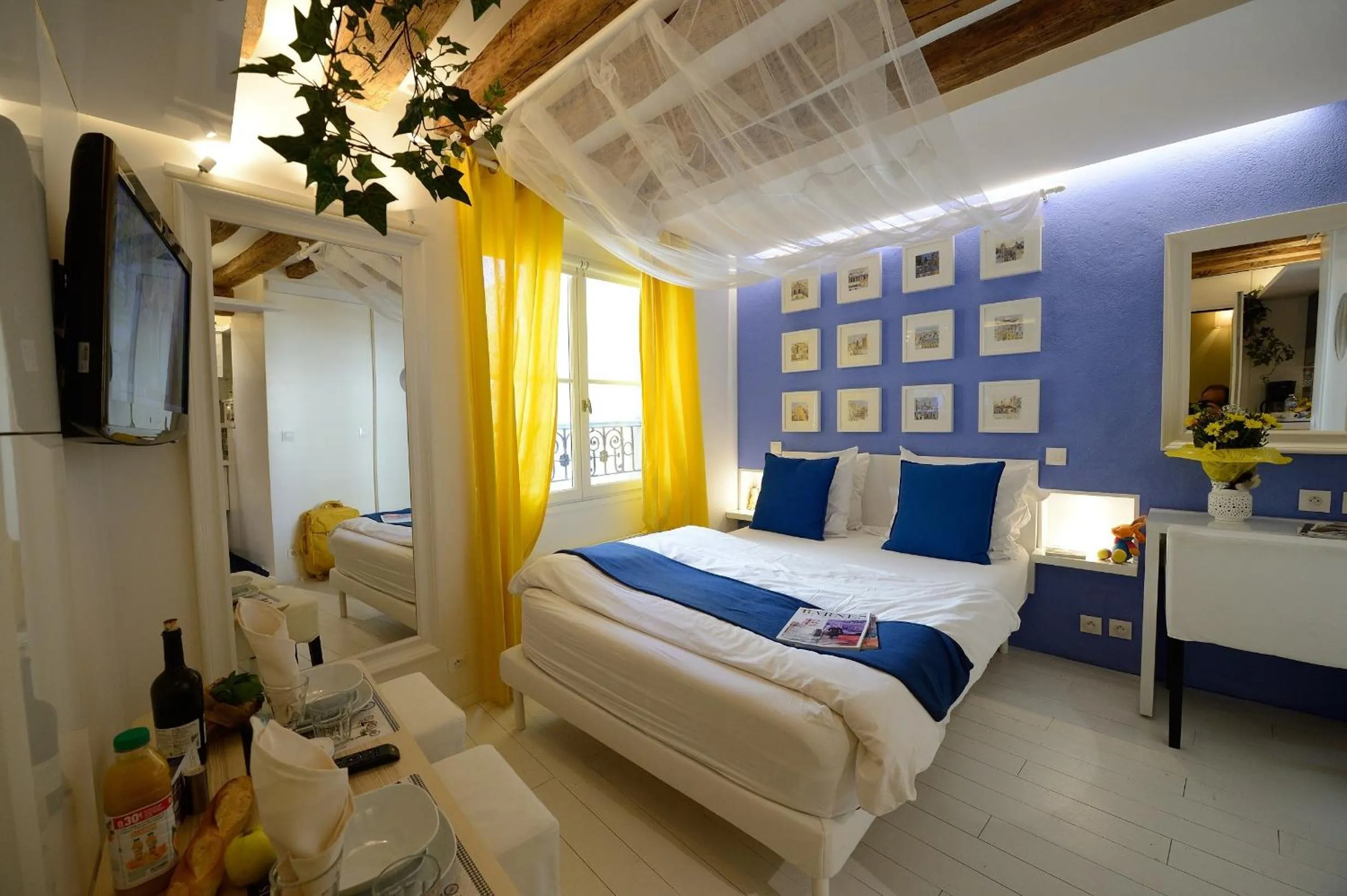 Photo of the whole room, Bed in Les Patios du Marais 2