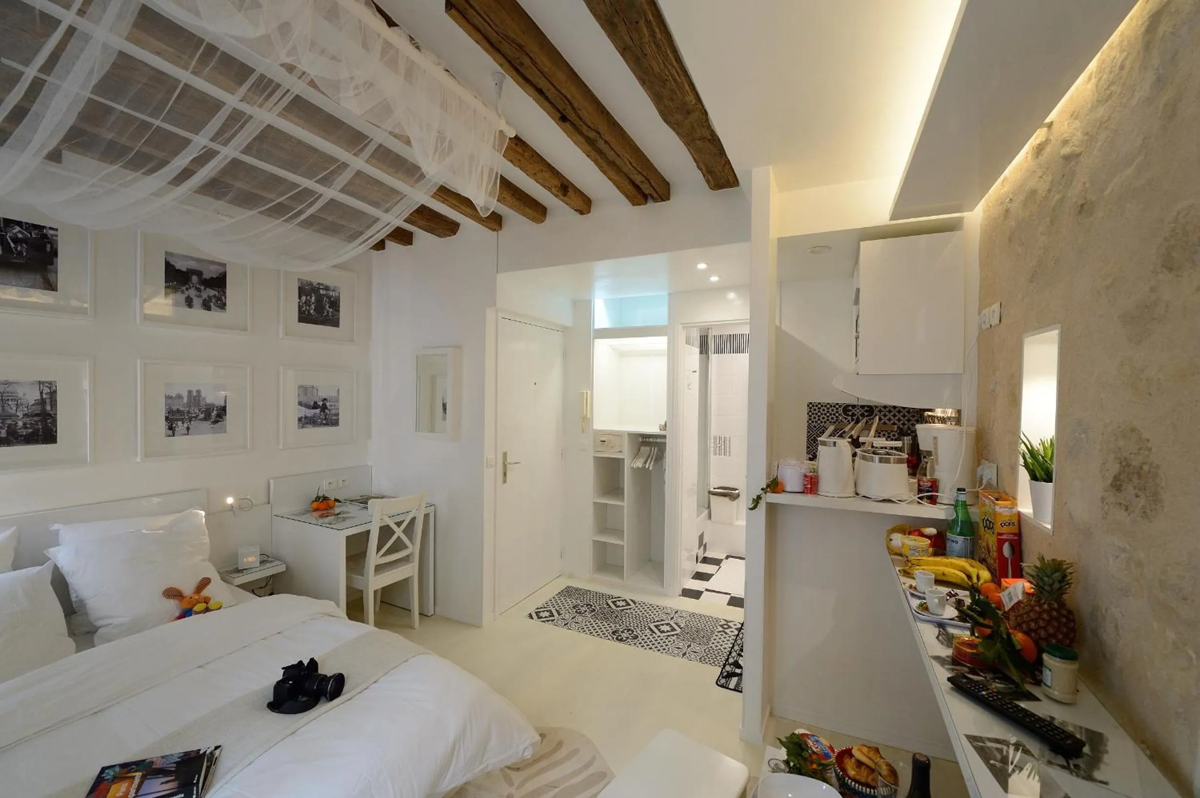 Photo of the whole room, Bed in Les Patios du Marais 2