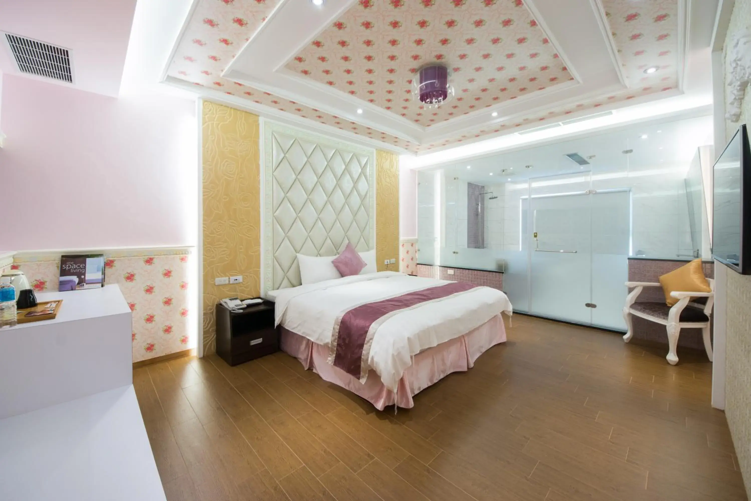 Photo of the whole room, Bed in Garden Spring Hotel Photo of the whole room, Bed in Garden Spring Hotel