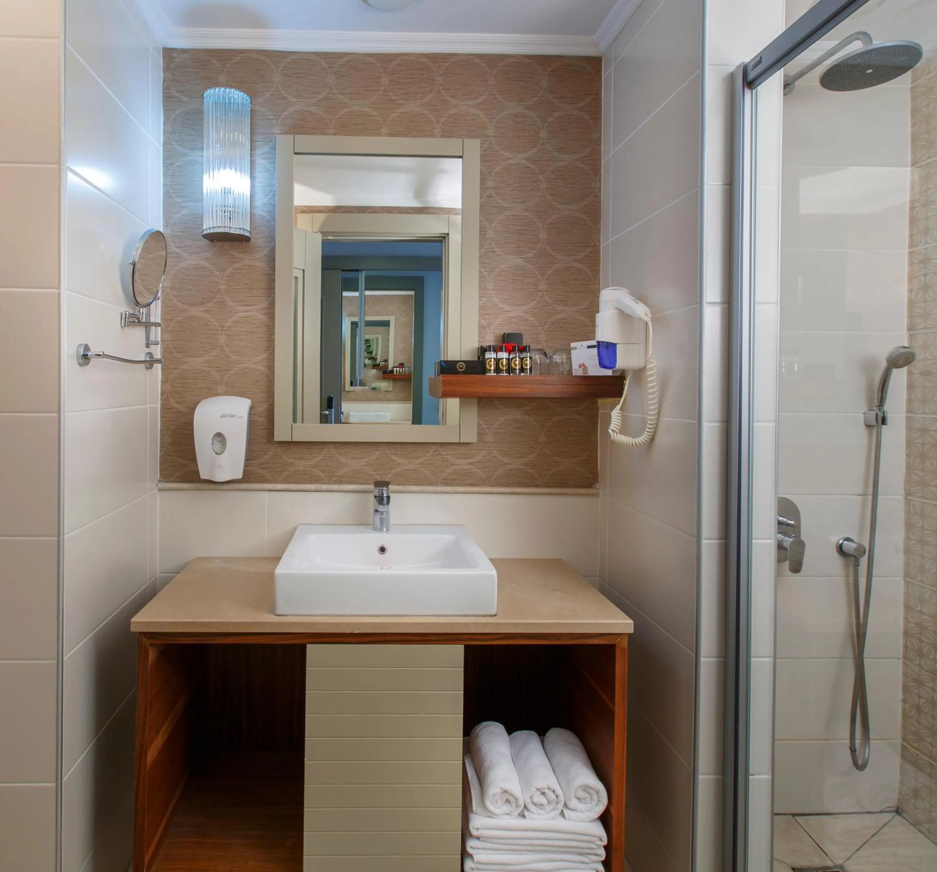 Shower in Side Crown Palace Ultra All Inclusive