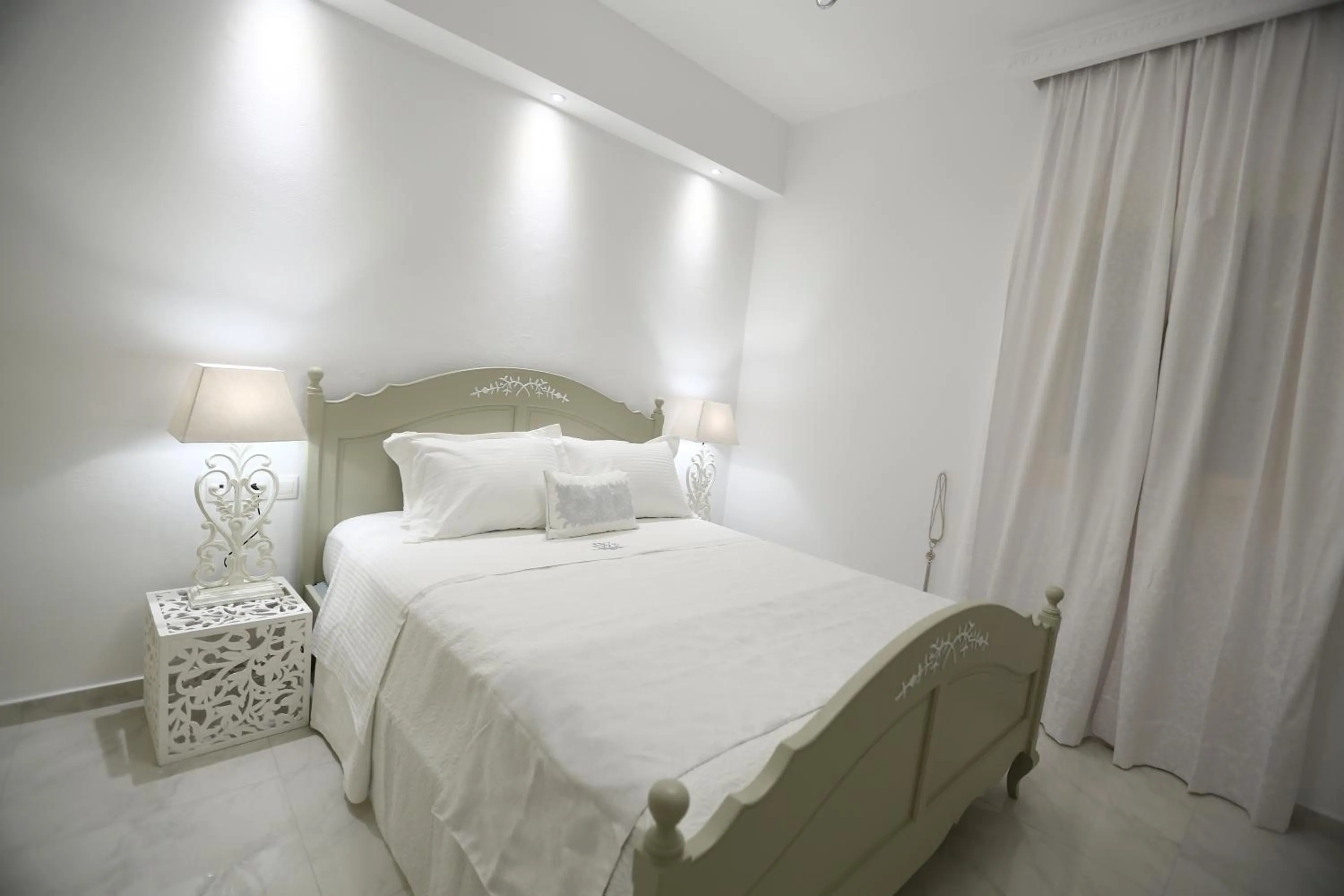 Photo of the whole room, Bed in The White Suites