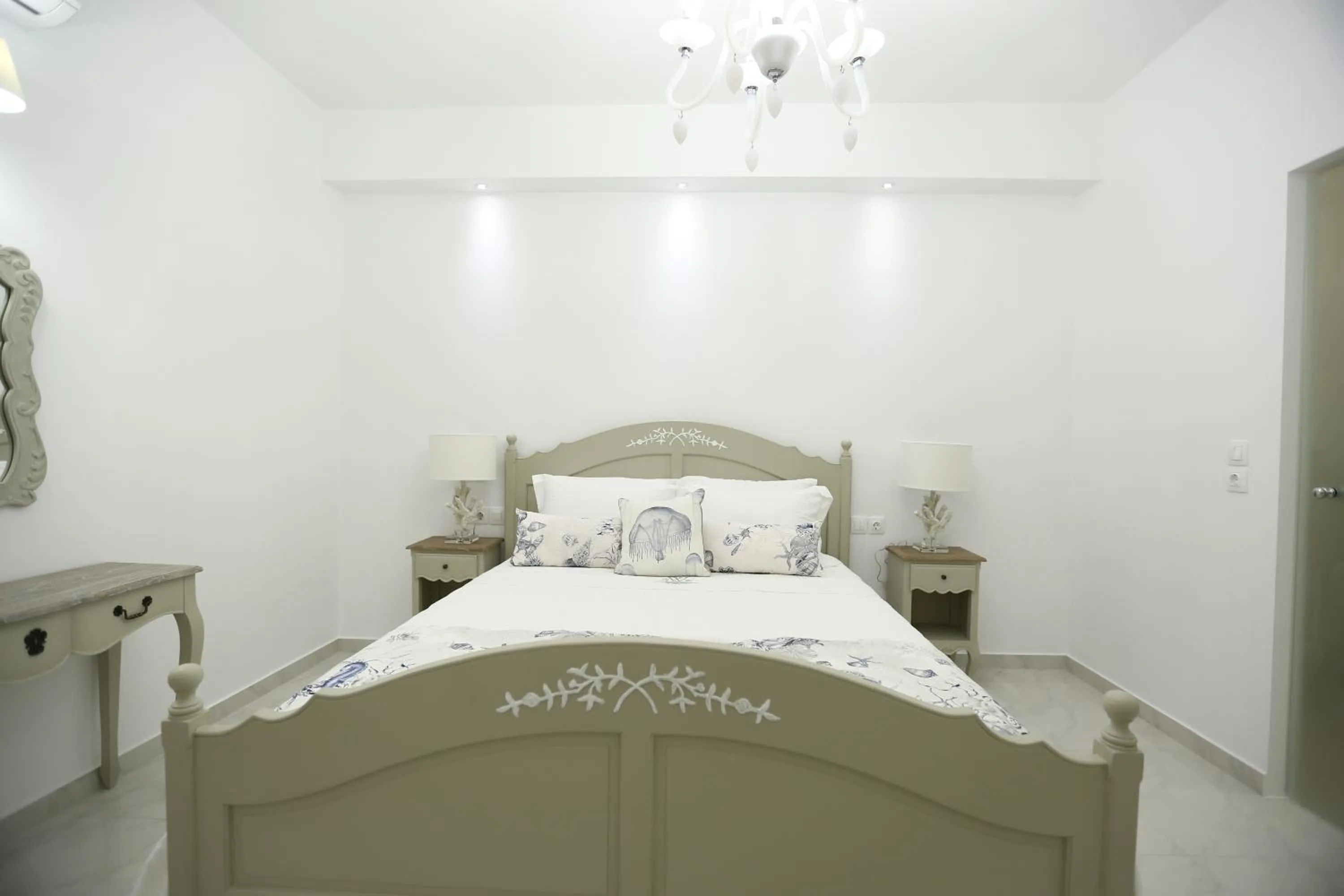 Bed in The White Suites