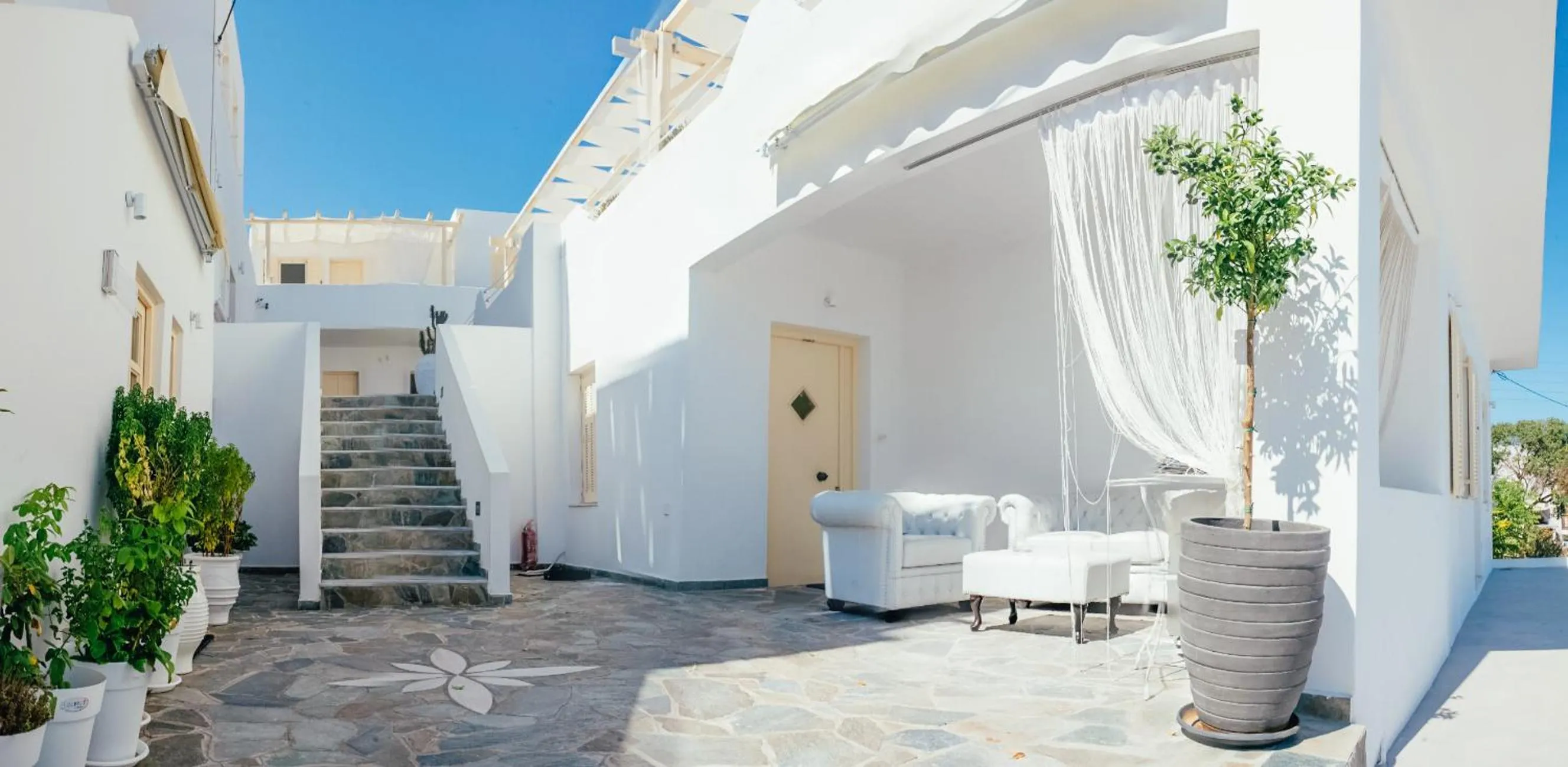 Facade/entrance in The White Suites