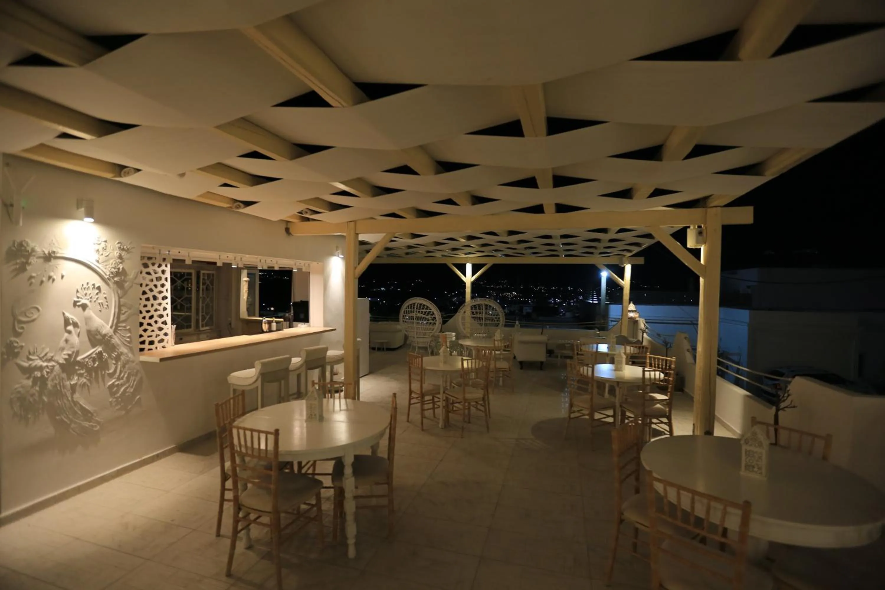 Restaurant/places to eat in The White Suites