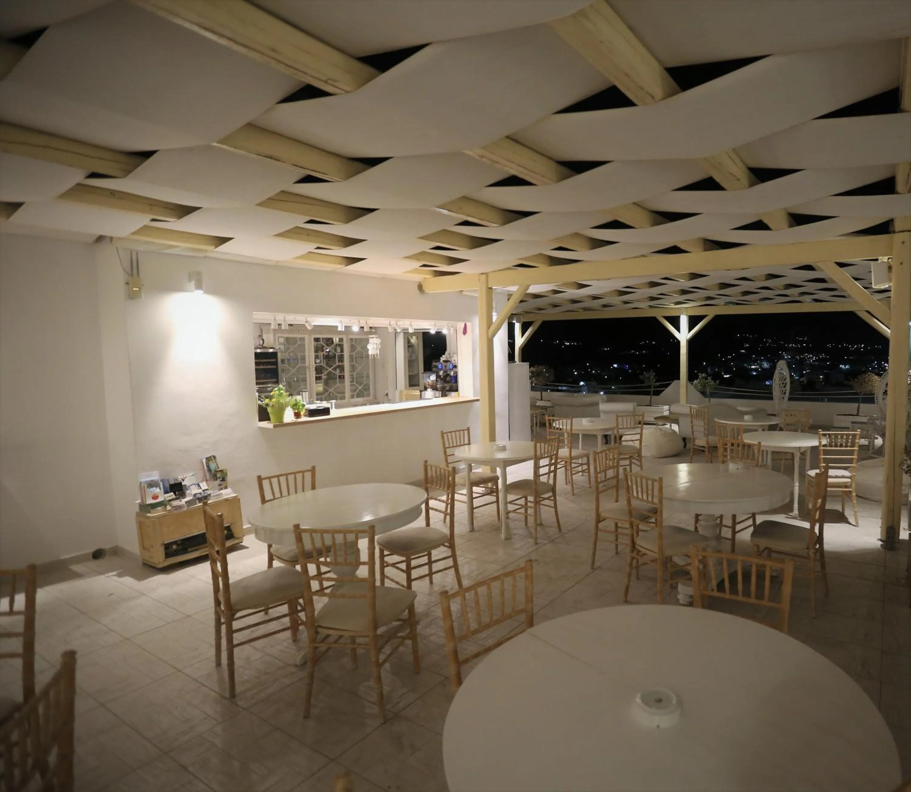 Restaurant/places to eat in The White Suites
