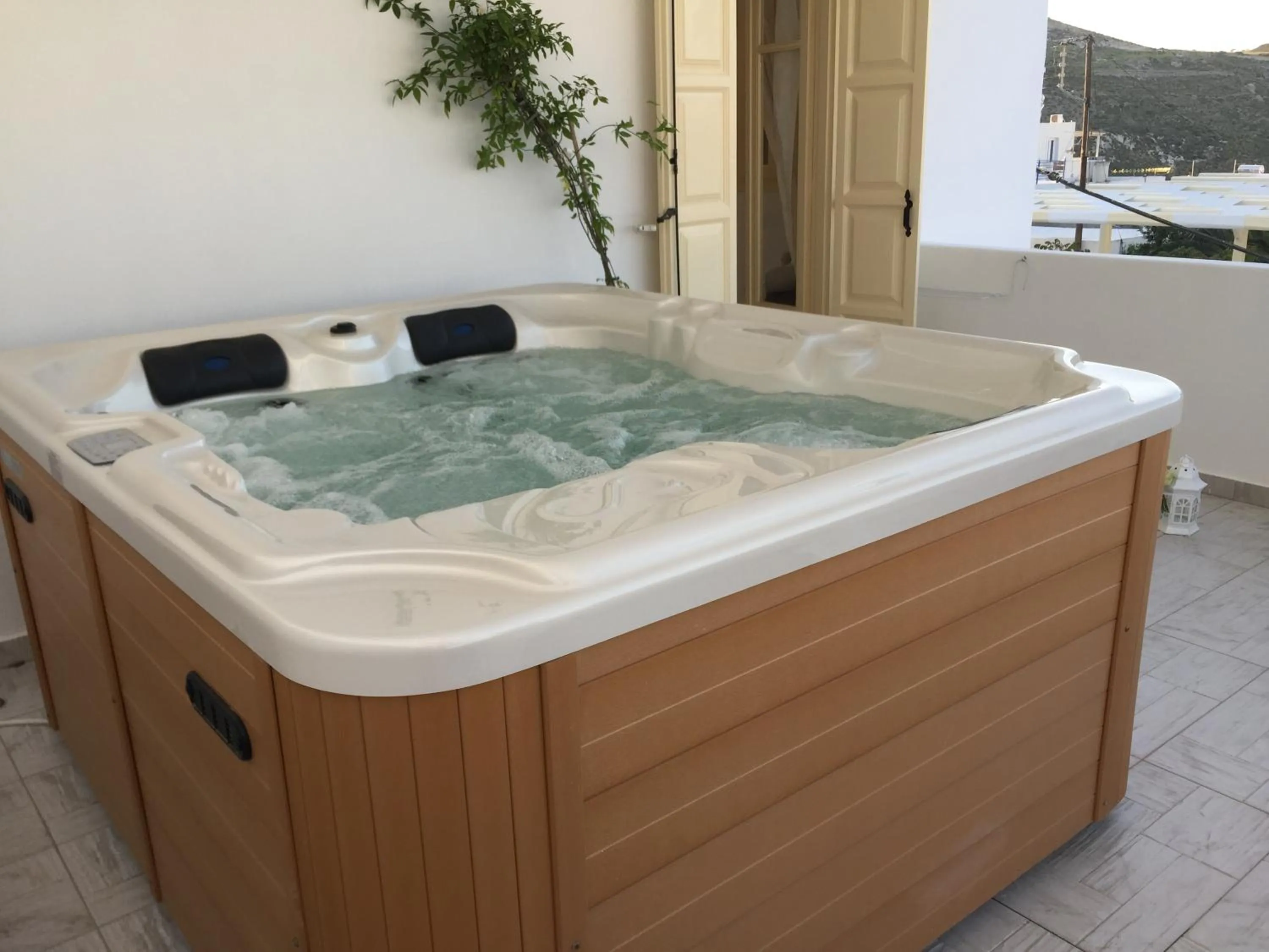 Hot Tub in The White Suites