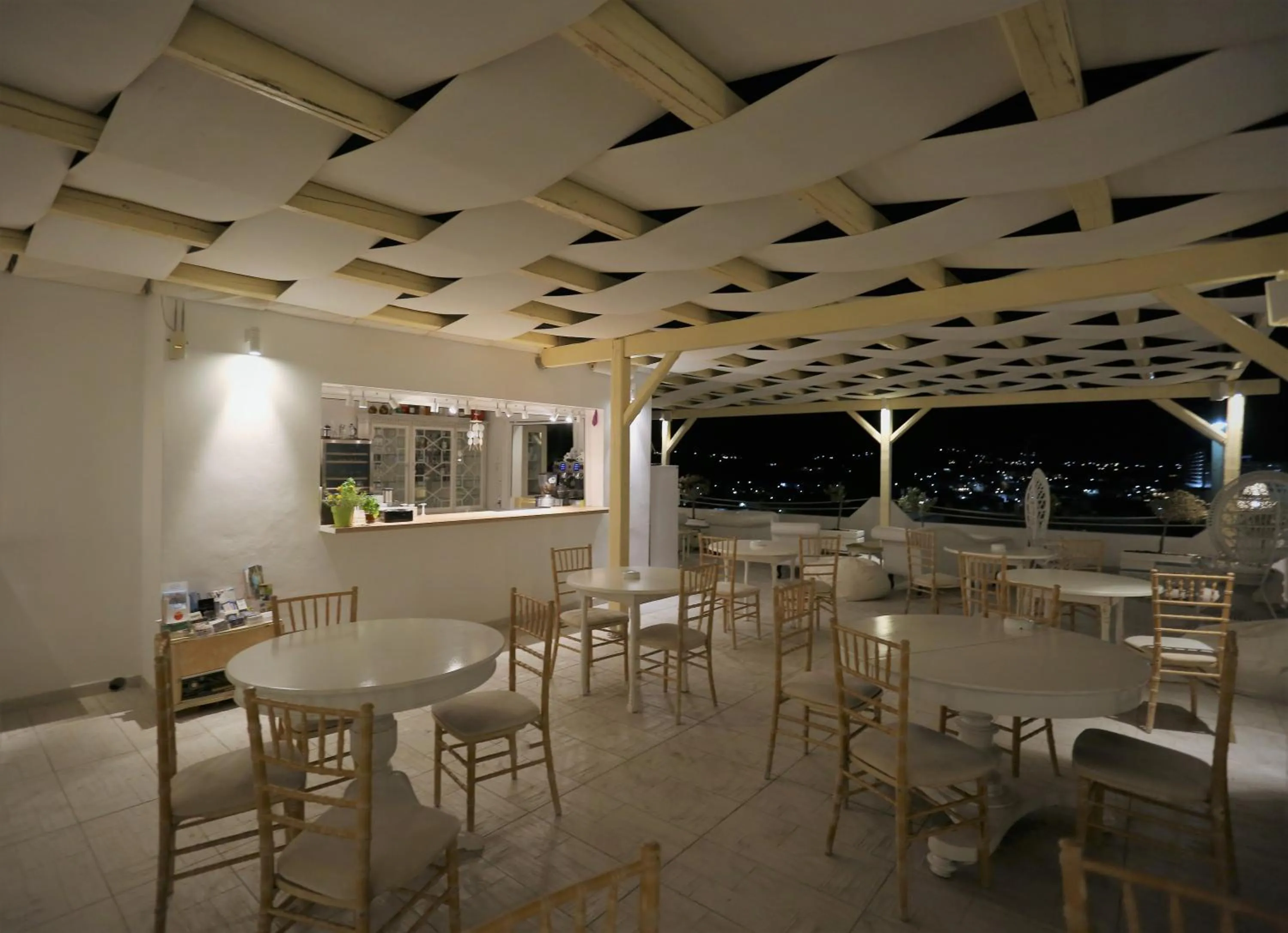 Restaurant/places to eat in The White Suites