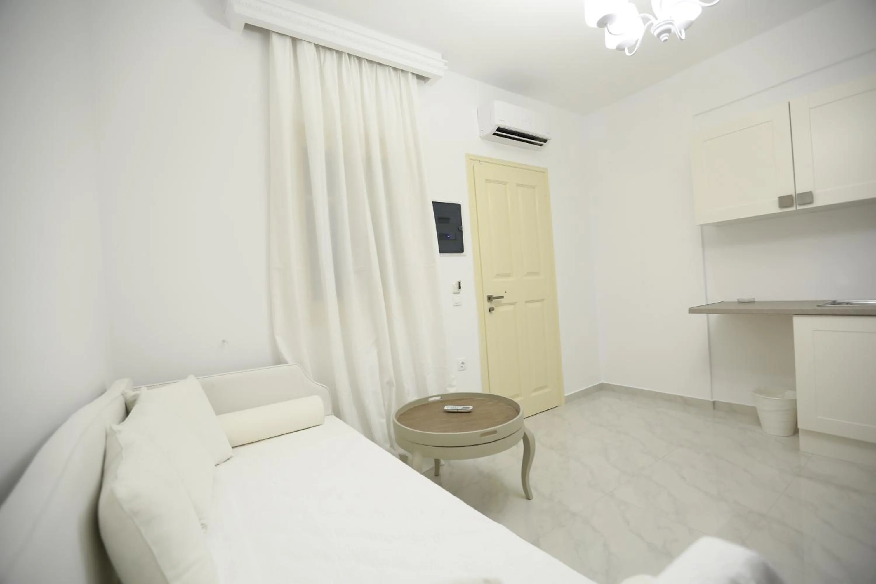 Kitchen or kitchenette, Bed in The White Suites