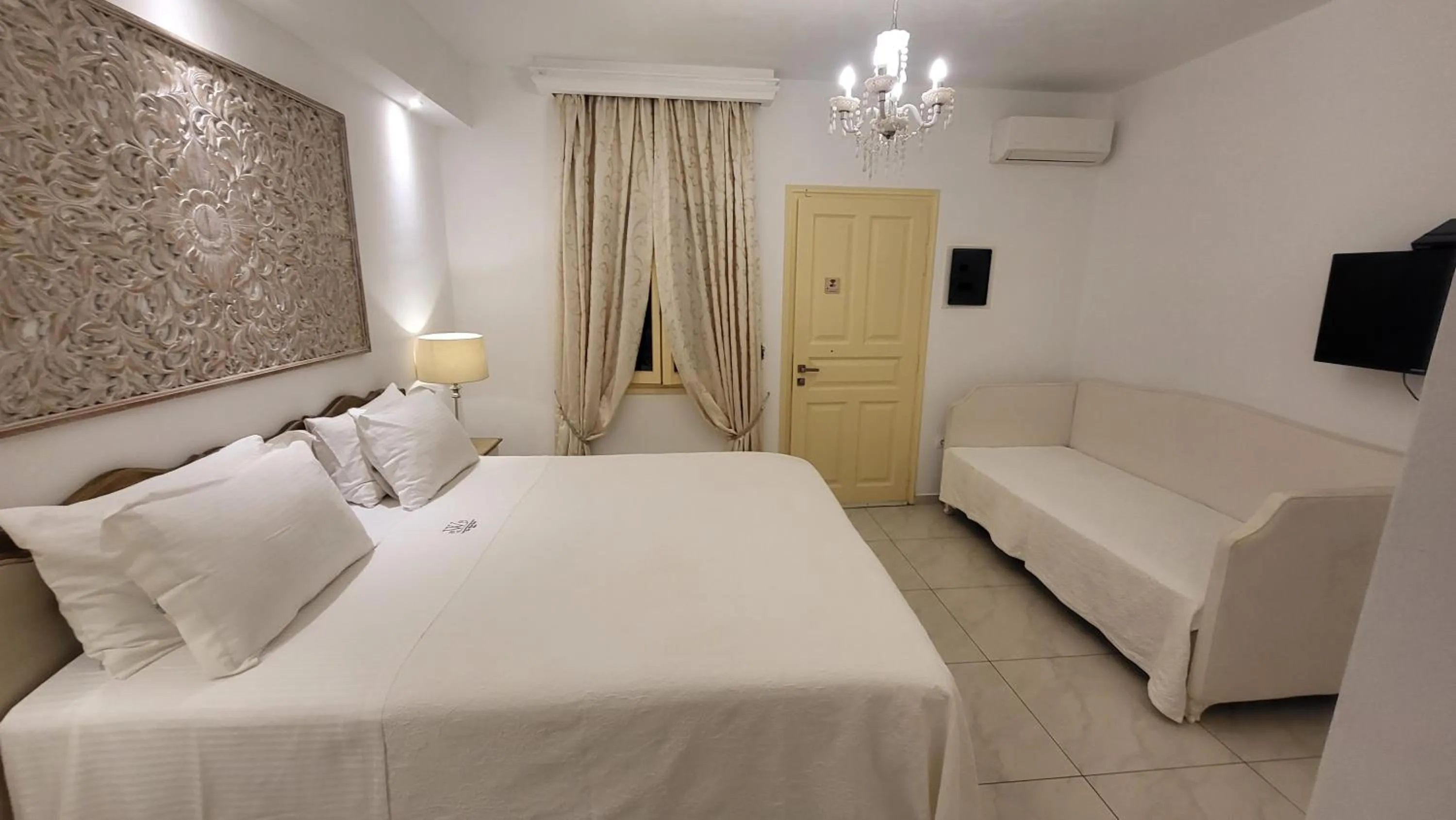 Bedroom, Bed in The White Suites