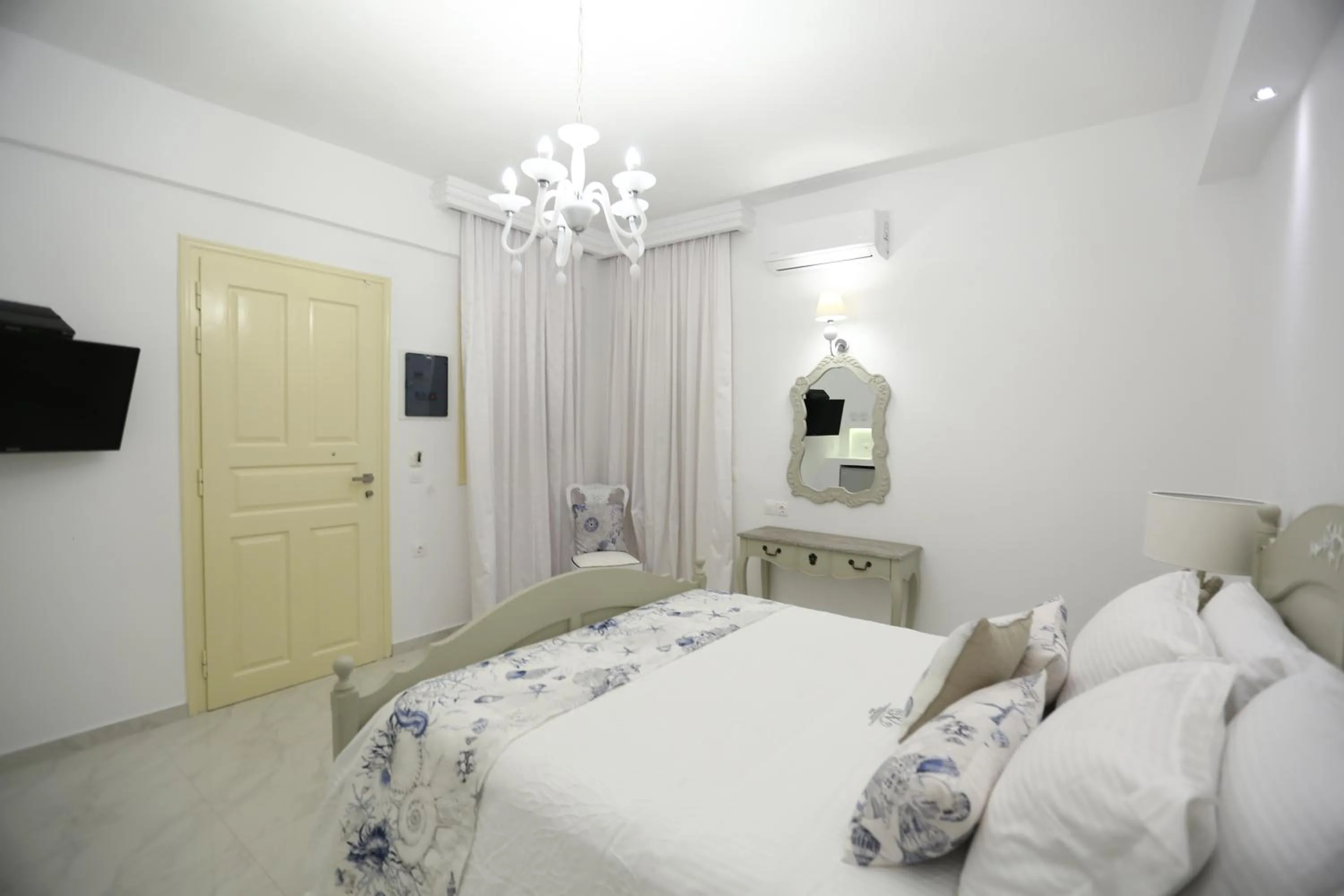 Photo of the whole room, Bed in The White Suites