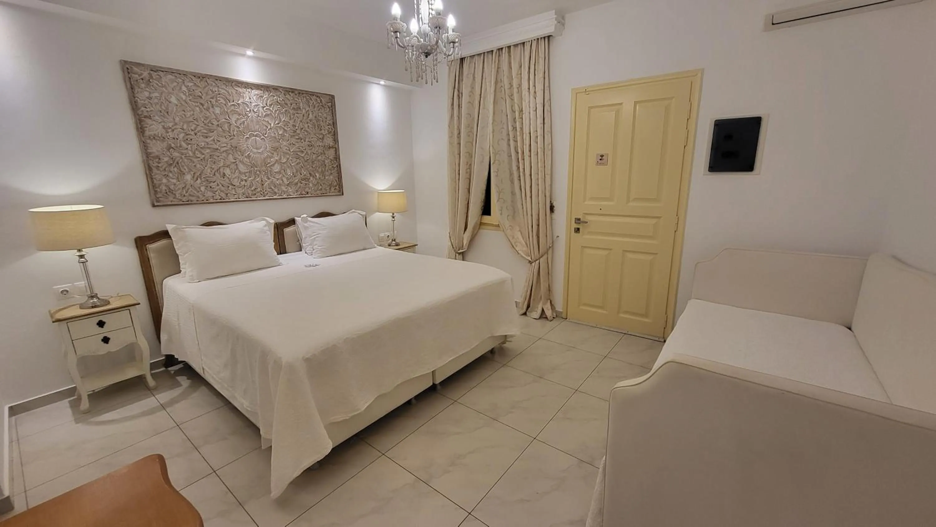 Bedroom, Bed in The White Suites