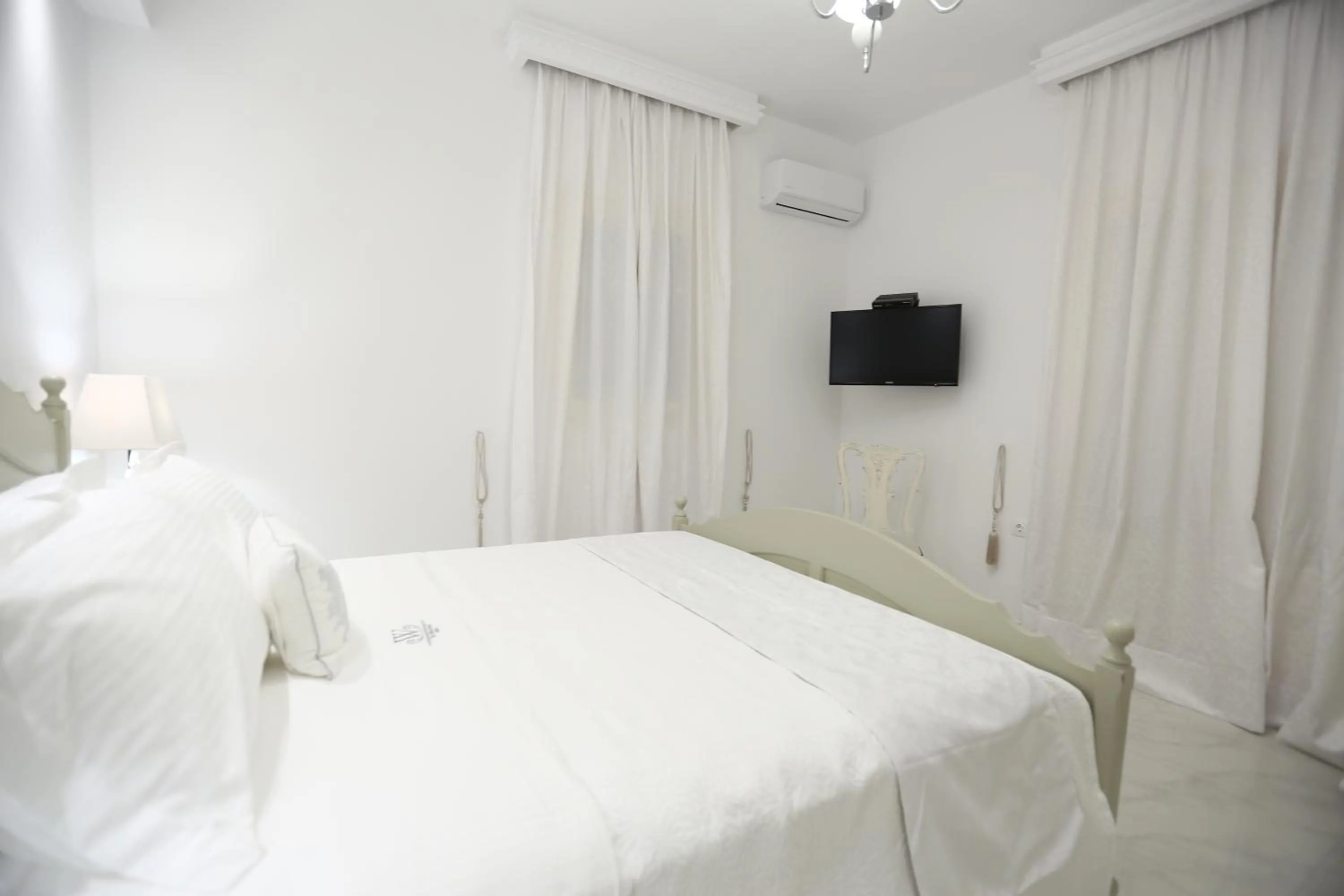 Photo of the whole room, Bed in The White Suites