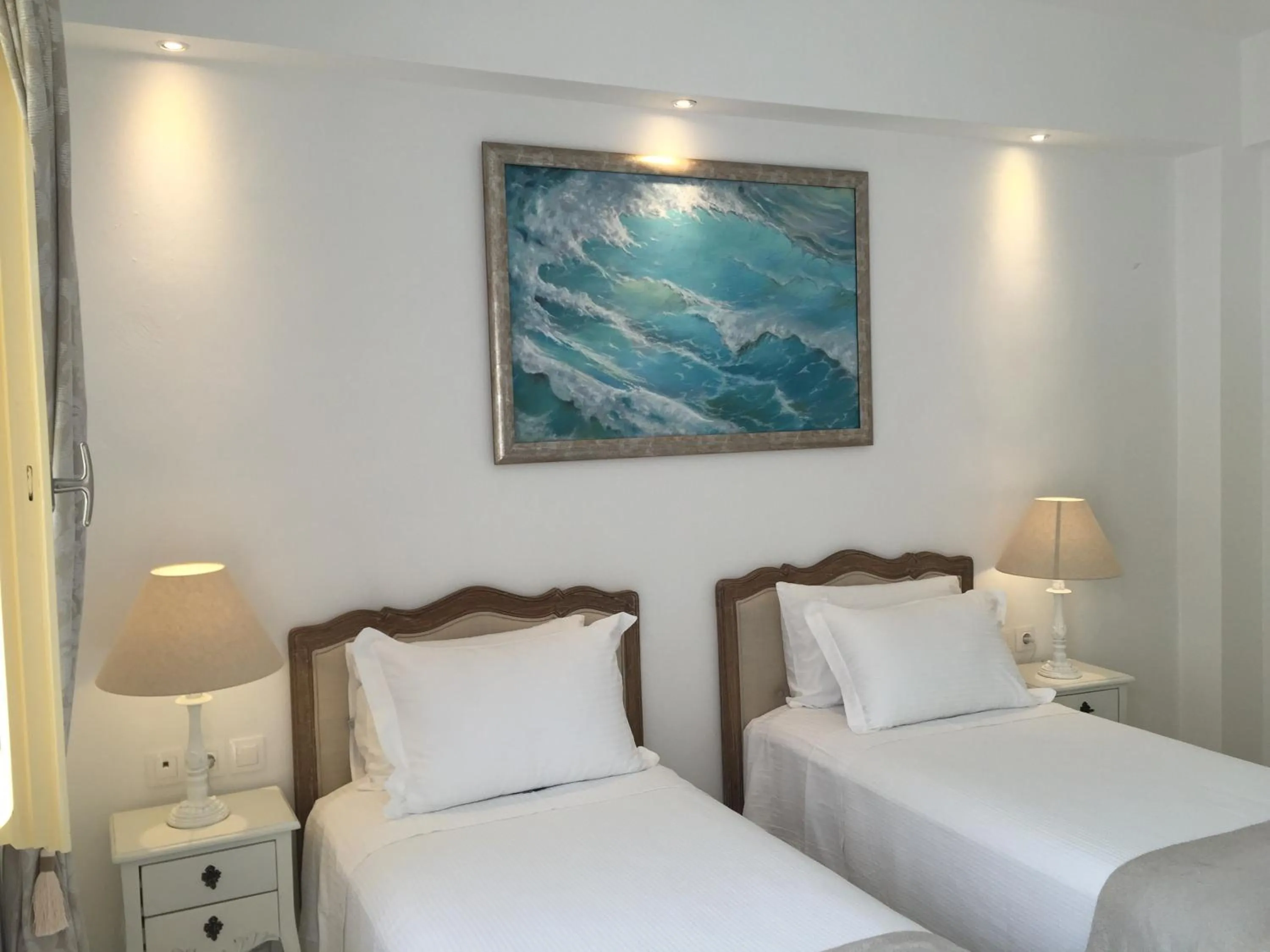 Bed in The White Suites
