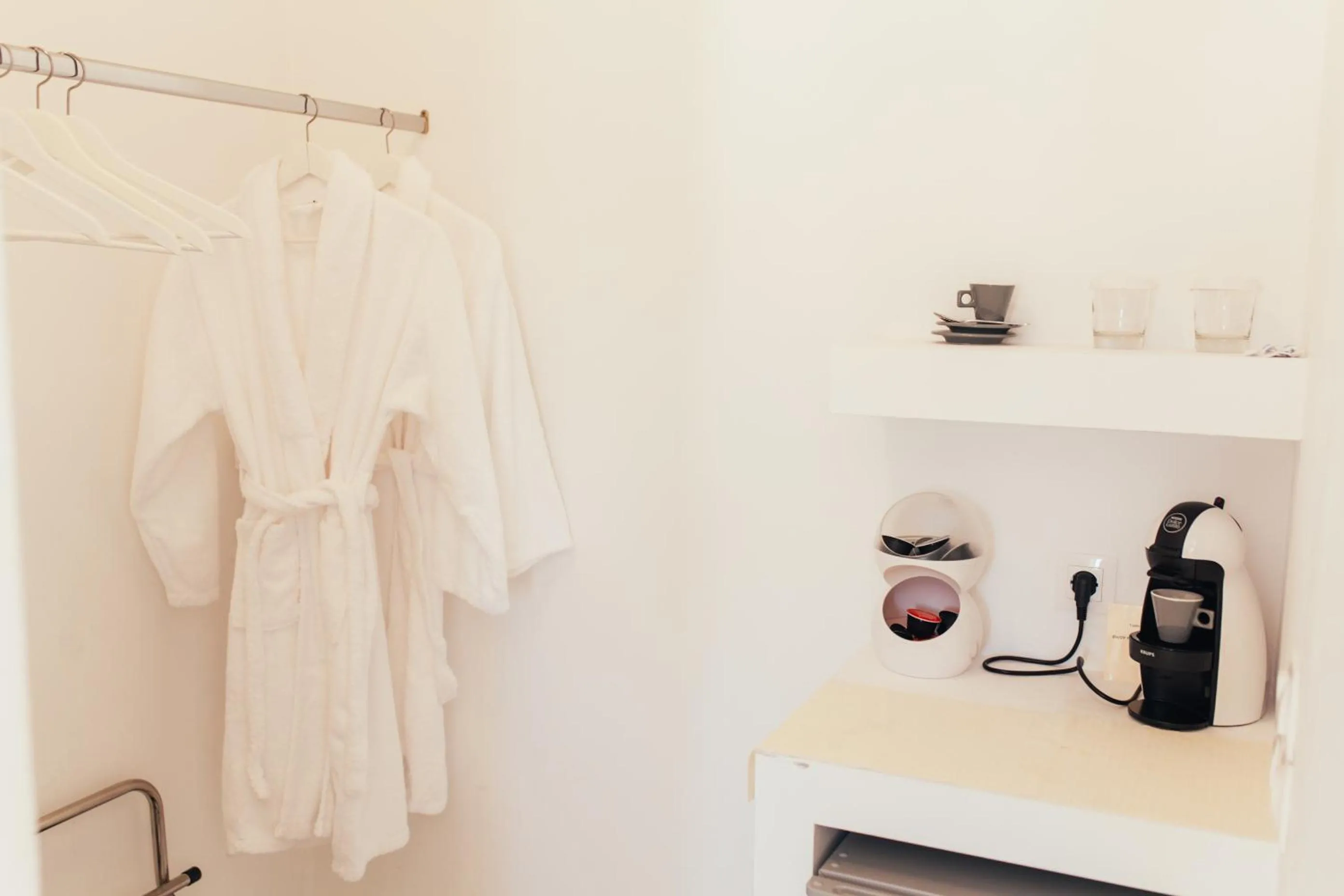 Coffee/tea facilities in The White Suites