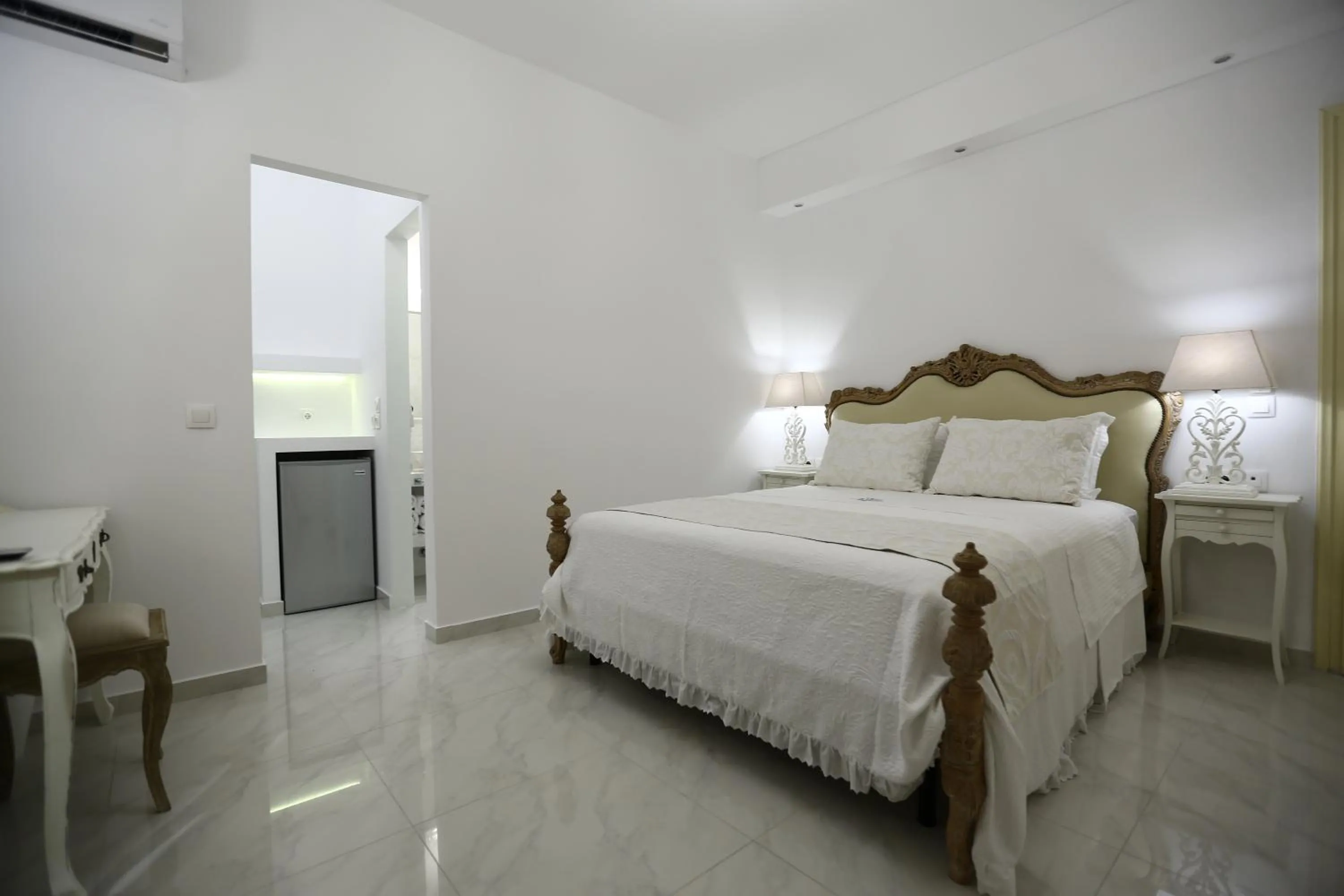 Photo of the whole room, Bed in The White Suites