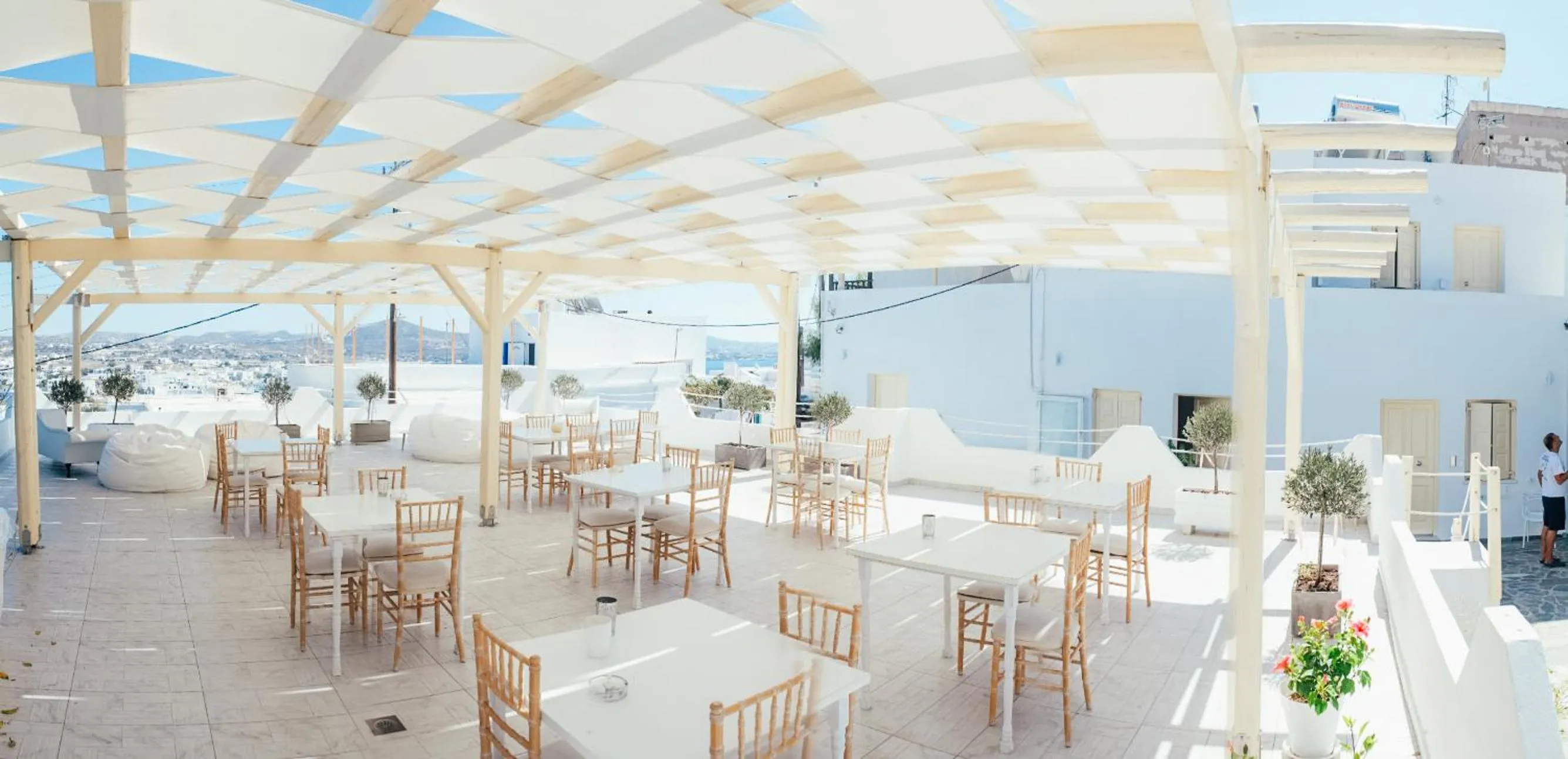 Restaurant/places to eat in The White Suites
