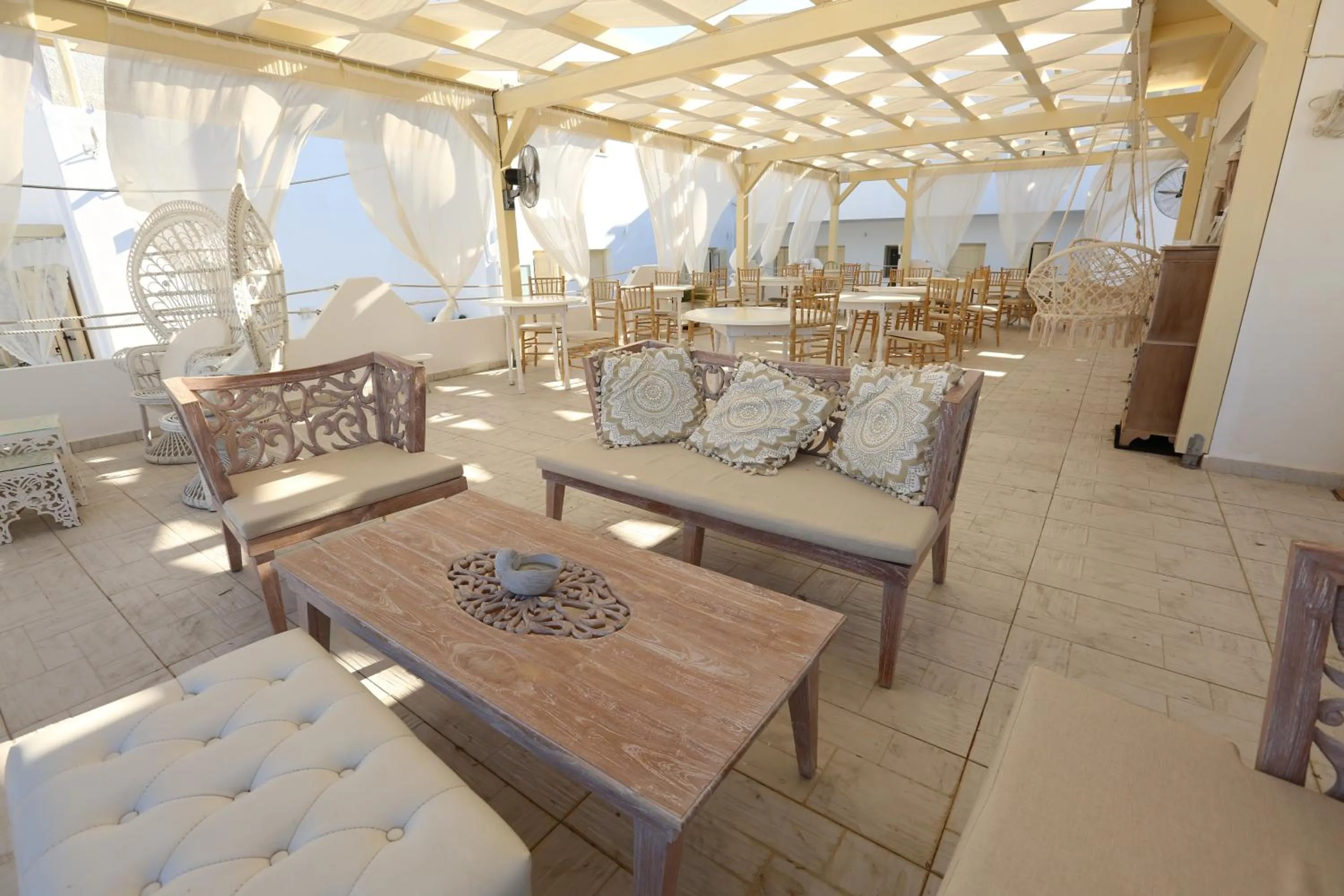 Restaurant/places to eat in The White Suites