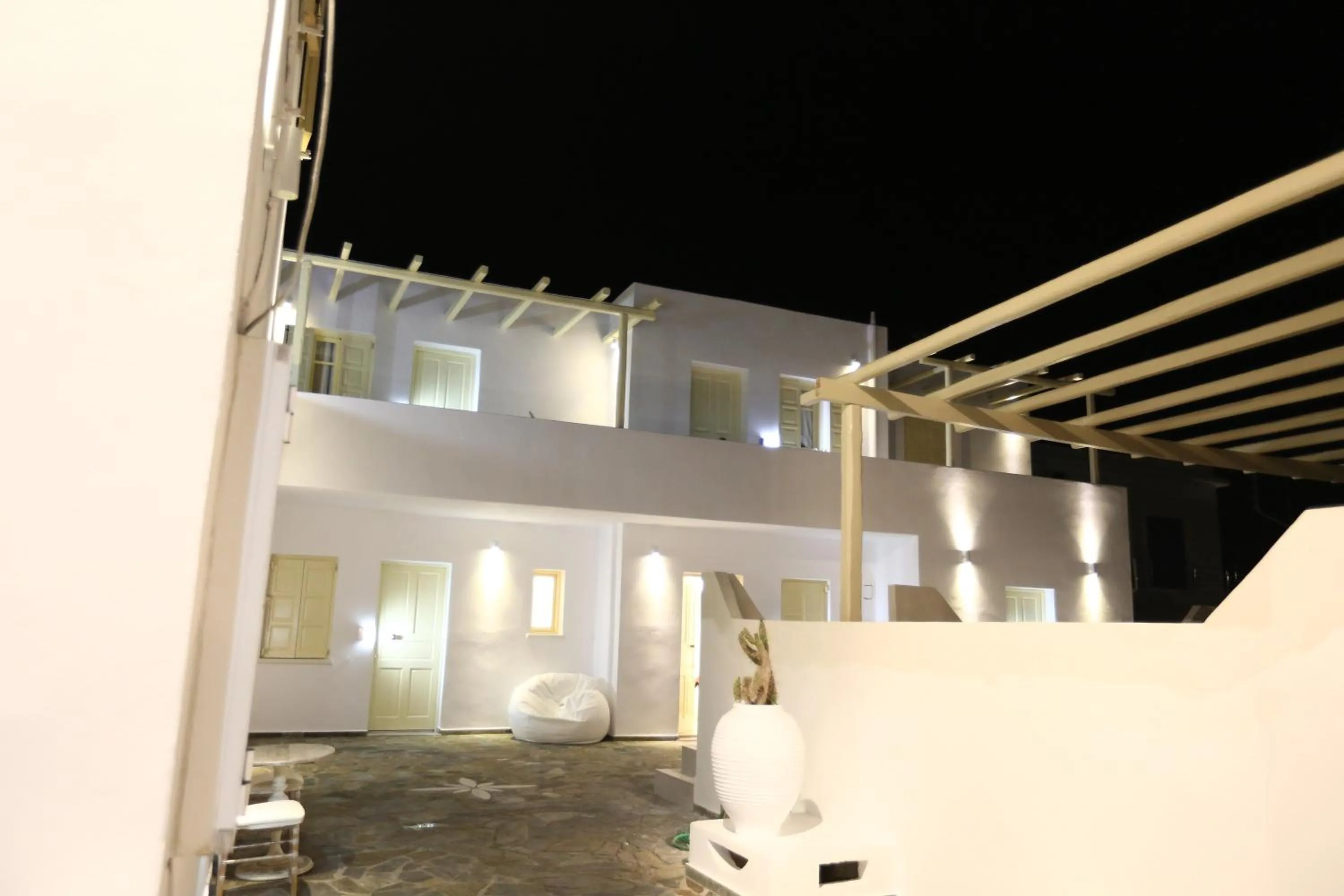 Facade/entrance in The White Suites