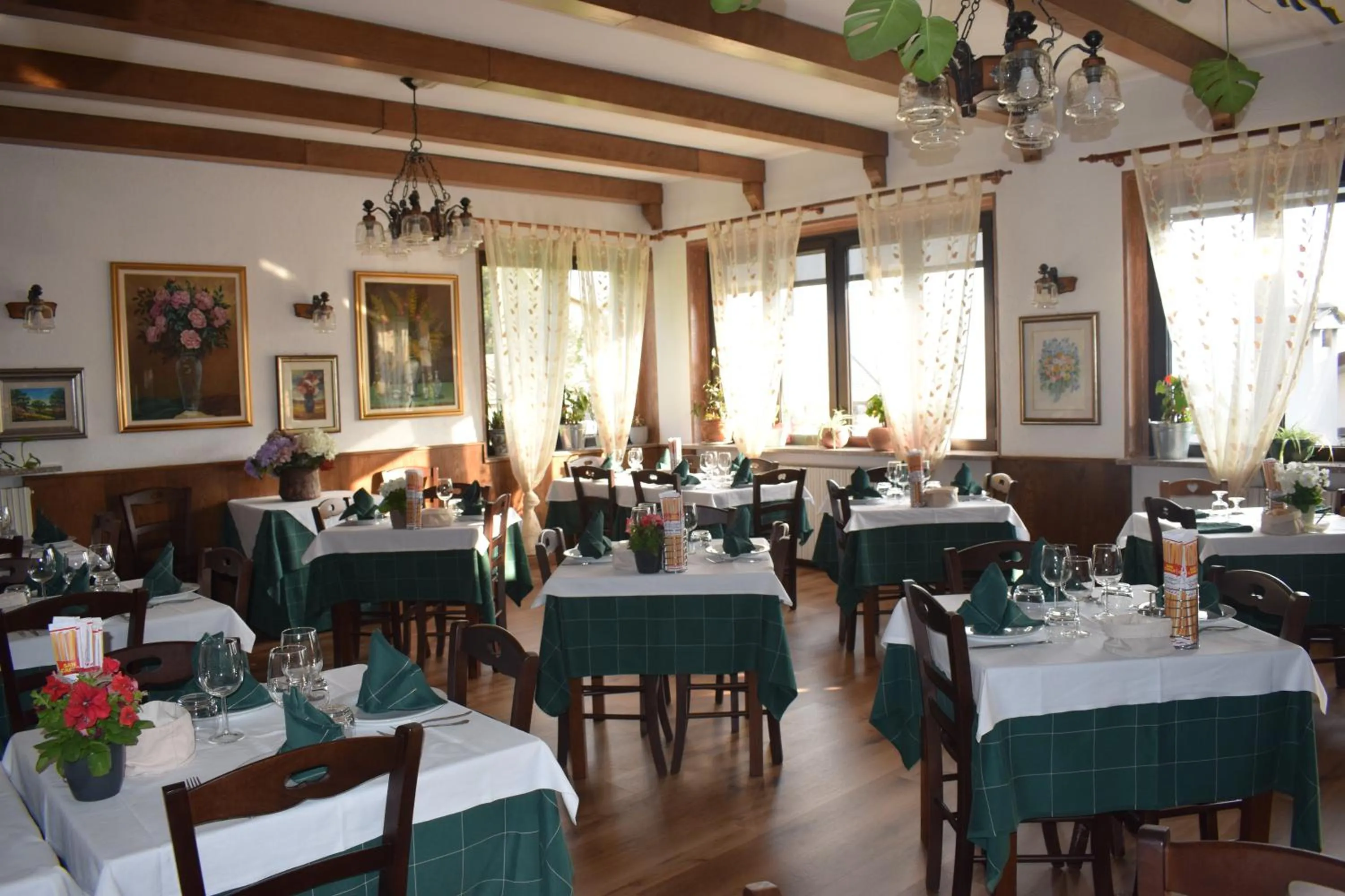 Restaurant/places to eat in Albergo Canella
