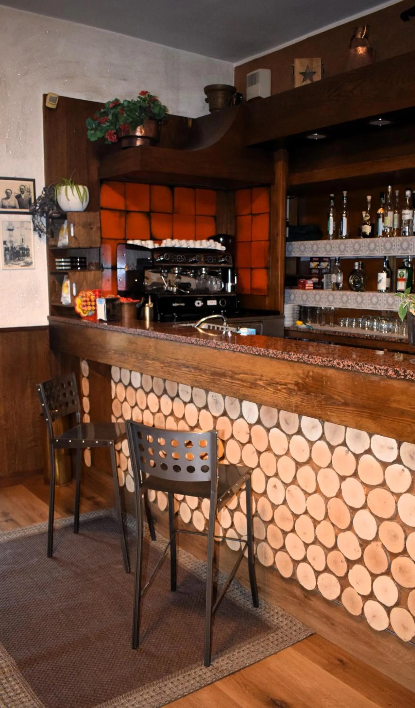 Restaurant/places to eat in Albergo Canella