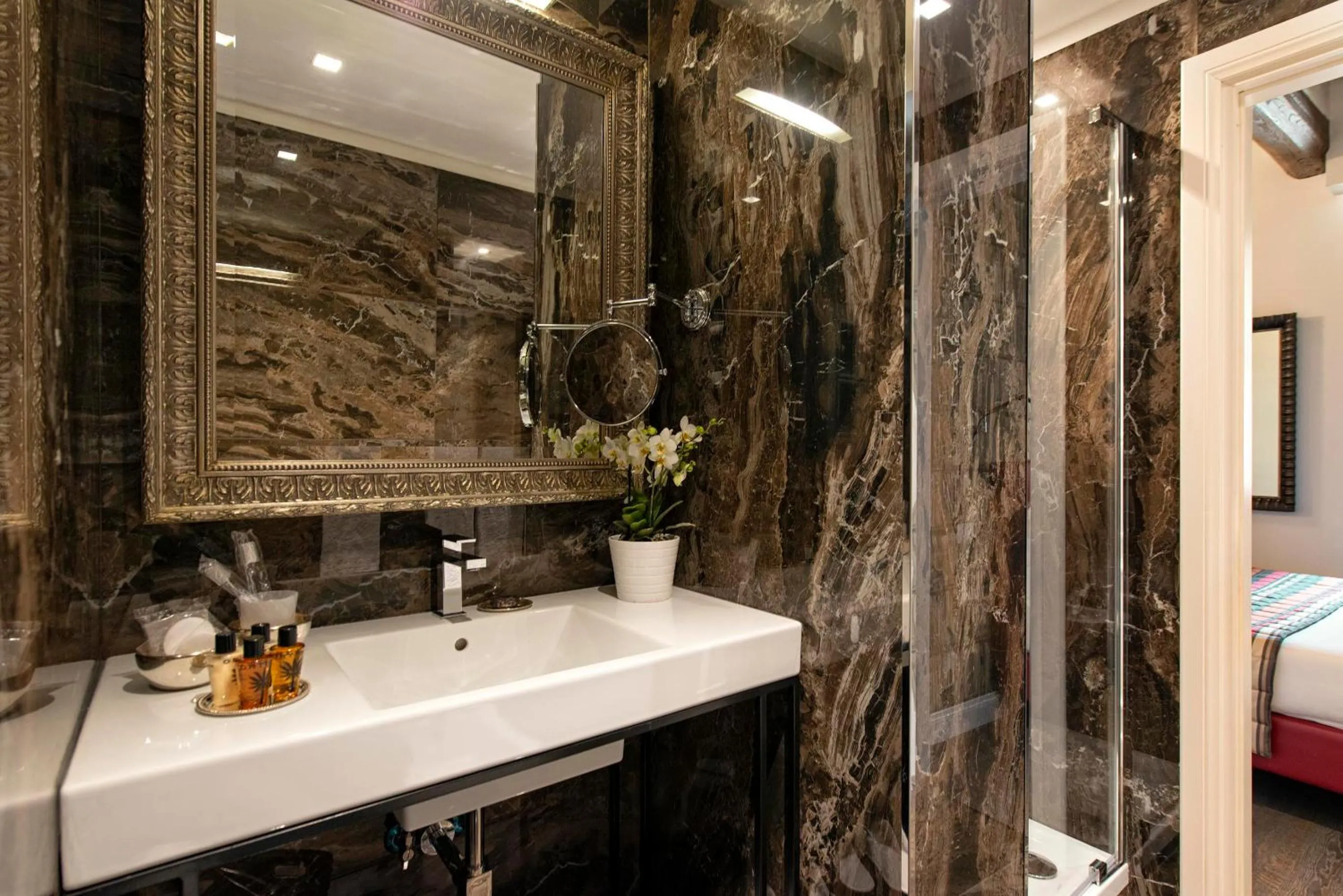 Bathroom, Bed in Maison Evelina