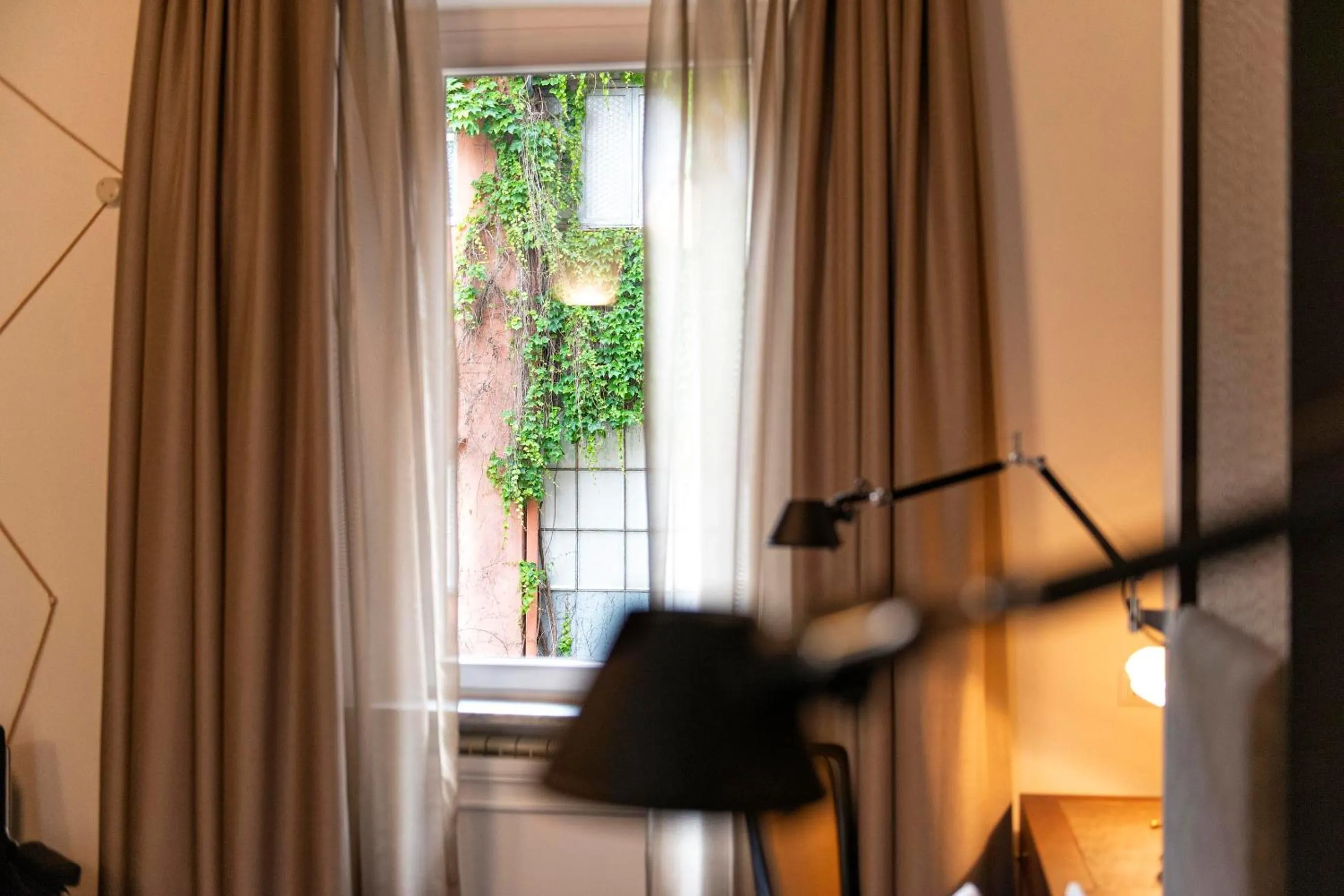 Inner courtyard view, Bed in Maison Evelina