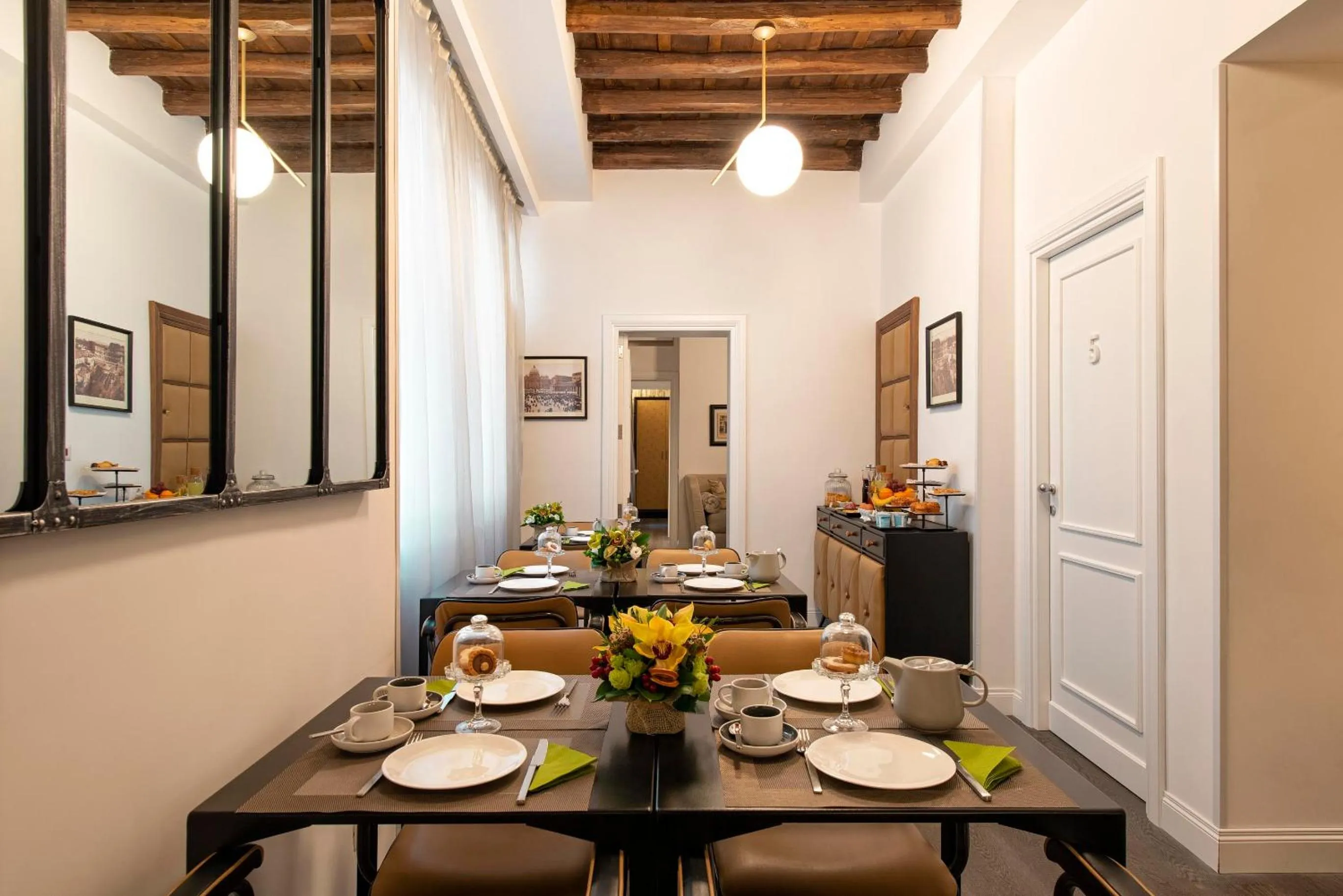 Restaurant/places to eat in Maison Evelina