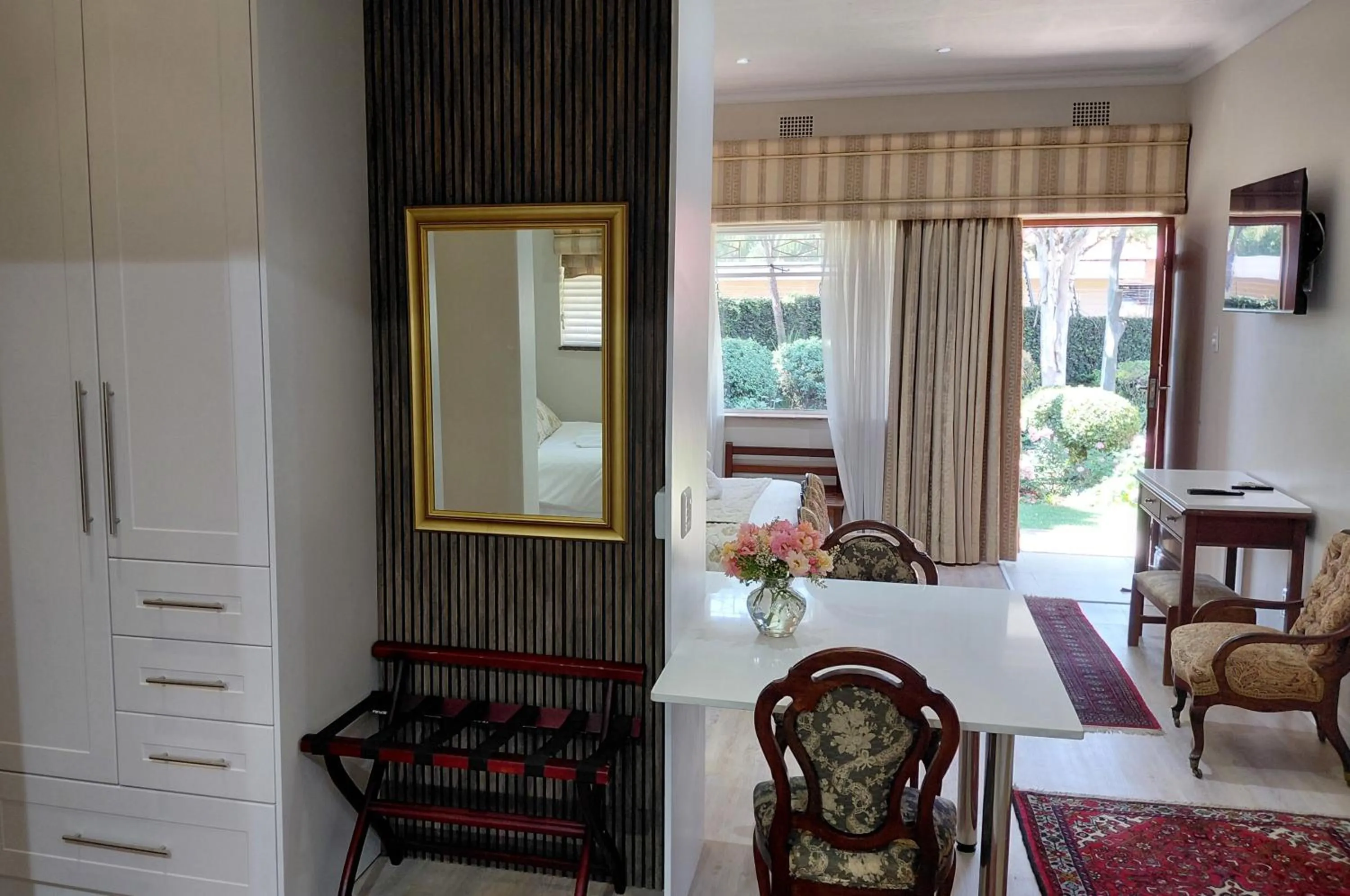 TV and multimedia in Royal Ridge Guesthouse