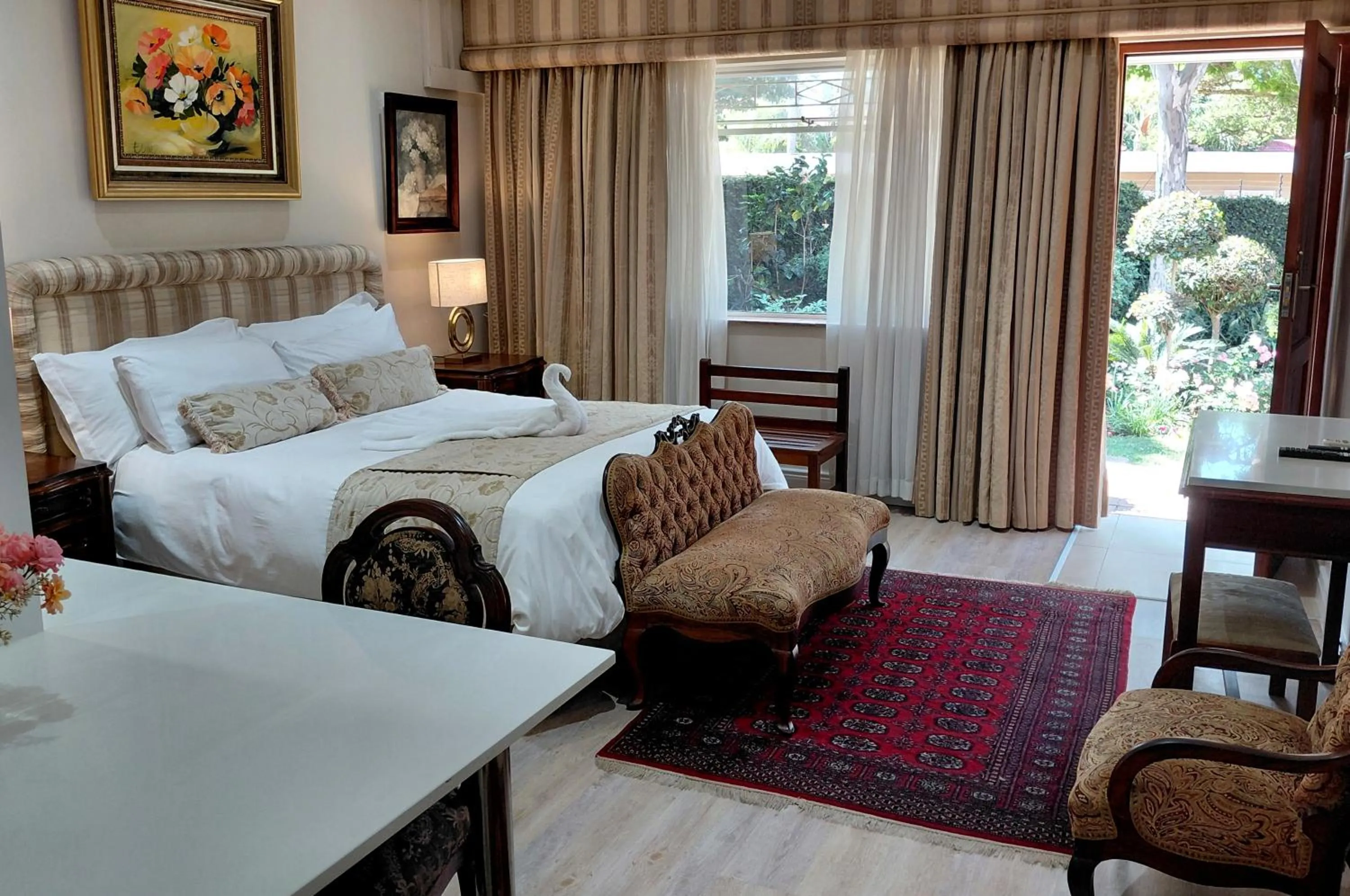 Garden view, Bed in Royal Ridge Guesthouse