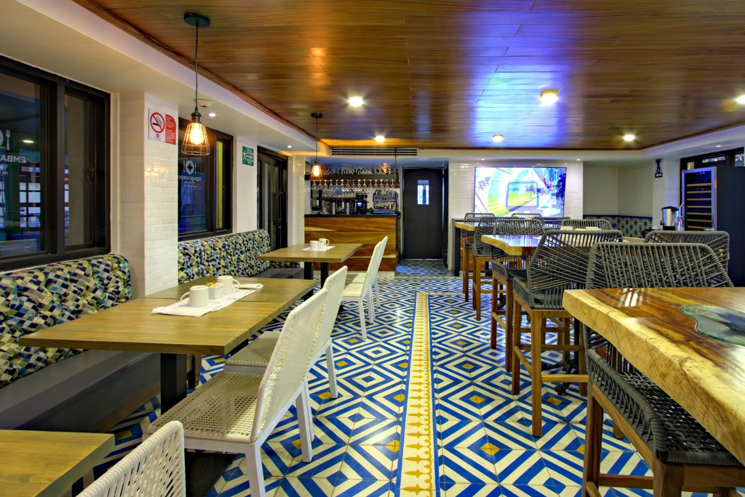 Restaurant/places to eat in La Pinta Hotel