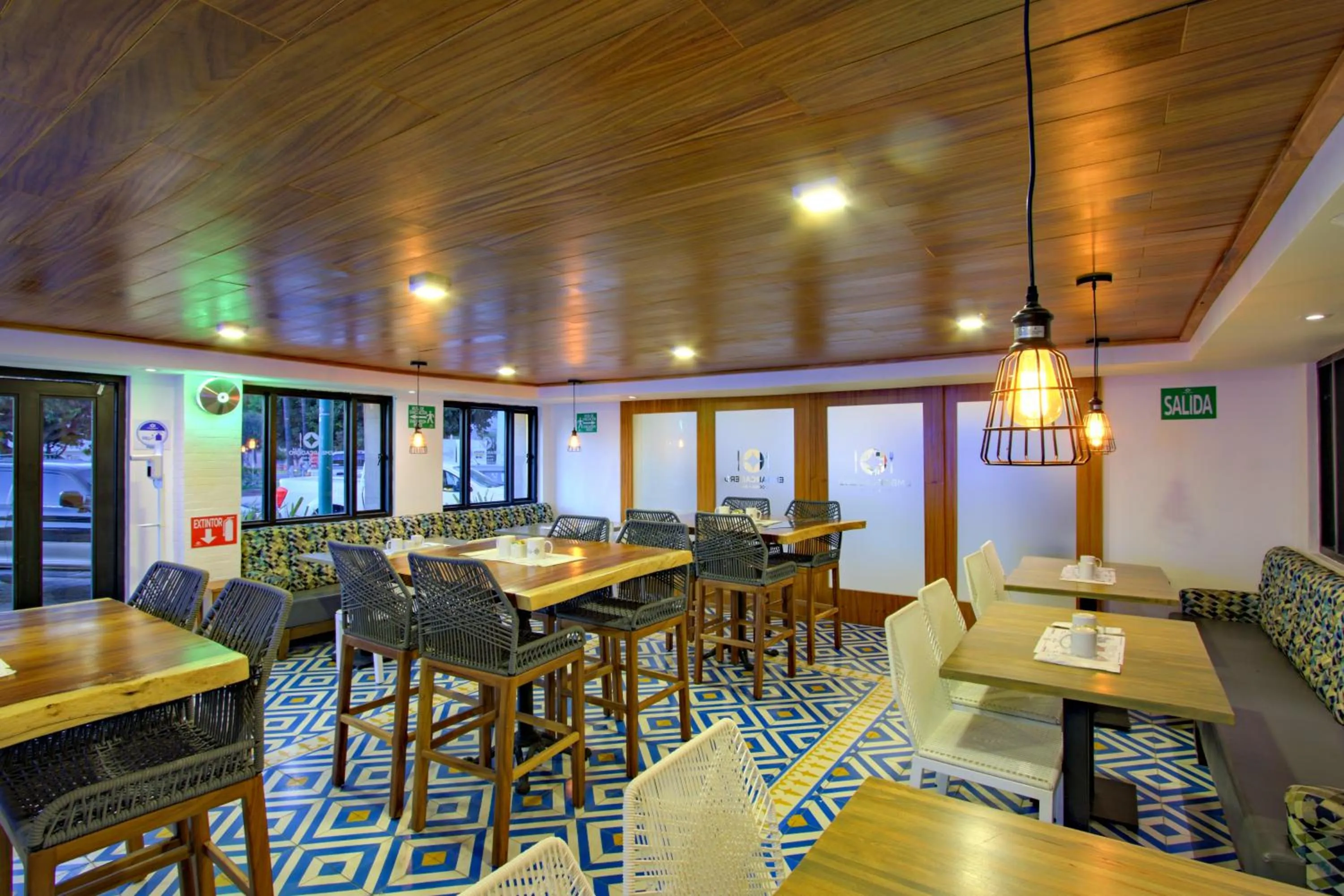 Restaurant/places to eat in La Pinta Hotel