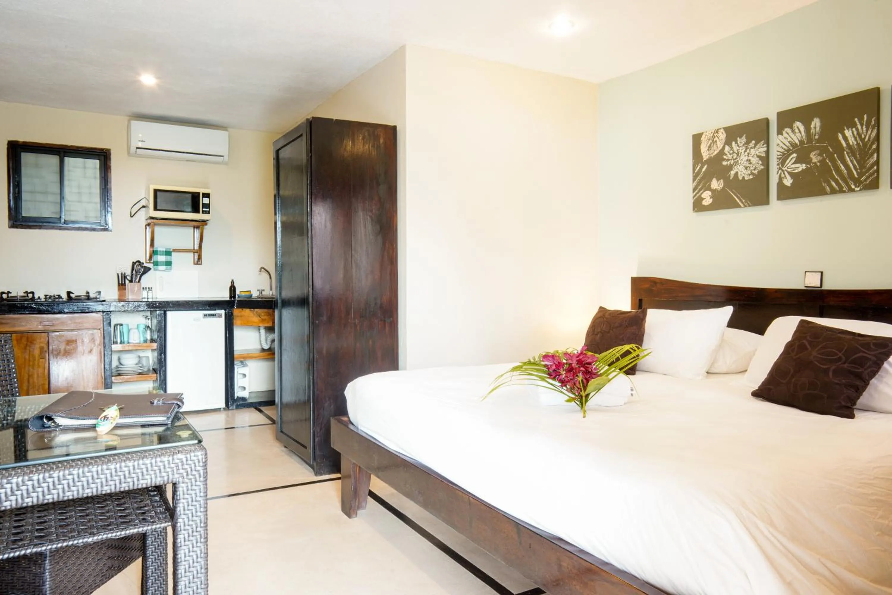 Kitchen or kitchenette, Bed in Casa Marbella