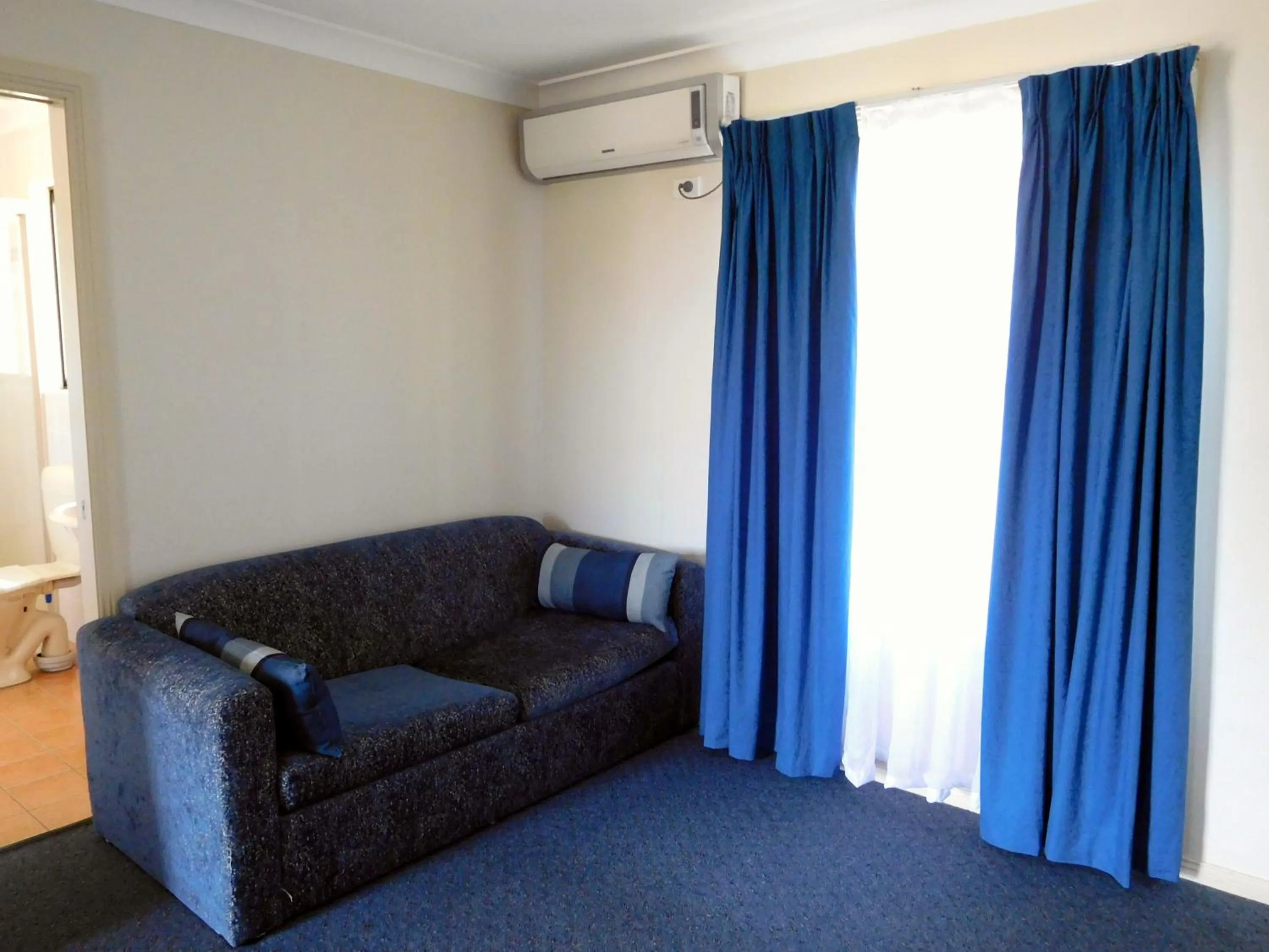Living room in Narrabri Motel and Caravan Park